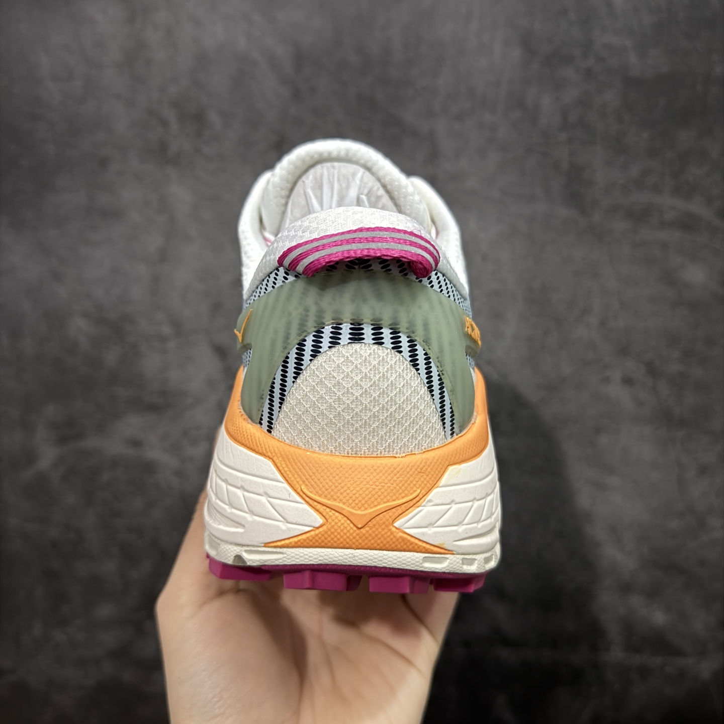 图片[4]-【纯原H版】HOKA ONE ONE Mafate Speed 2 Low 玛法特2代系列低帮轻量户外越野休闲运动慢跑鞋 正确组合底 市场顶级版本 上脚赞到报爆 轻盈舒适 鞋面采用超轻的无缝架构 轻薄的TPU贴在透气的鞋面材料上 减轻重量同时也保证了支撑性 鞋底采用滚动平衡技术 引导跑者回归自然步态 祖传的神奇EVA材质中底依旧是一如既往地表现优秀 能提供充足的缓震 作为HOKA家的越野跑鞋 VIBRAM 橡胶大底也是必不可少的 即便在复杂湿滑的地形 依旧能有良好的抓地力及稳定性 鞋带采用了弹性不易松脱的扁宽弹性鞋带 前掌与中掌部分也进行了加宽 也更加适合亚洲人的脚型 是一款十分全面且足够强悍的户外硬核越野鞋 日常搭配的话短裤是基本不挑 阔腿裤 工装裤以及各种长筒牛仔裤都可以 尺码：36 36.5 37.5 38 38.5 39 40 40.5 41 42 42.5 43 44 44.5 45-选品中心