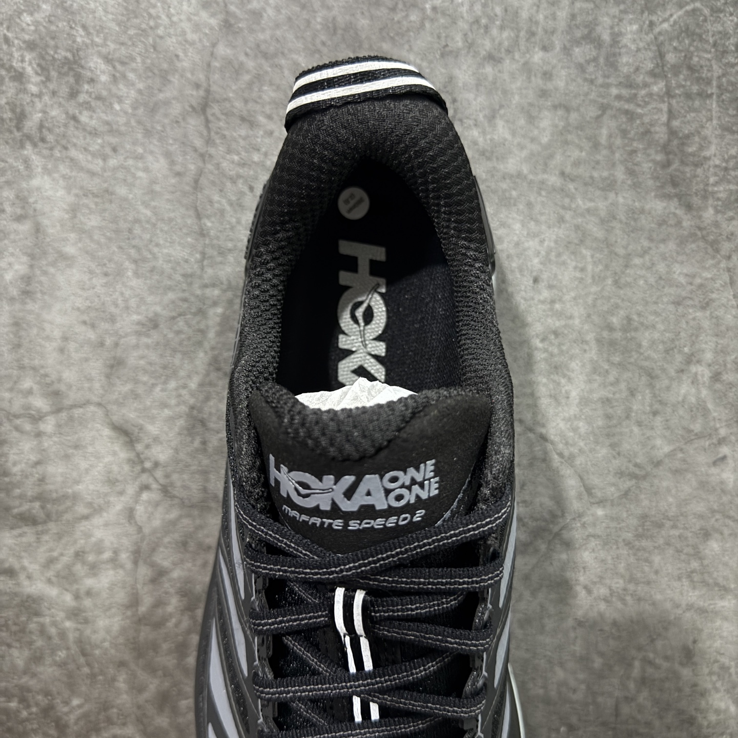 图片[8]-【纯原H版】HOKA ONE ONE Mafate Speed 2 Low 玛法特2代系列低帮轻量户外越野休闲运动慢跑鞋 正确组合底 市场顶级版本 上脚赞到报爆 轻盈舒适 鞋面采用超轻的无缝架构 轻薄的TPU贴在透气的鞋面材料上 减轻重量同时也保证了支撑性 鞋底采用滚动平衡技术 引导跑者回归自然步态 祖传的神奇EVA材质中底依旧是一如既往地表现优秀 能提供充足的缓震 作为HOKA家的越野跑鞋 VIBRAM 橡胶大底也是必不可少的 即便在复杂湿滑的地形 依旧能有良好的抓地力及稳定性 鞋带采用了弹性不易松脱的扁宽弹性鞋带 前掌与中掌部分也进行了加宽 也更加适合亚洲人的脚型 是一款十分全面且足够强悍的户外硬核越野鞋 日常搭配的话短裤是基本不挑 阔腿裤 工装裤以及各种长筒牛仔裤都可以 尺码：36 36.5 37.5 38 38.5 39 40 40.5 41 42 42.5 43 44 44.5 45-选品中心