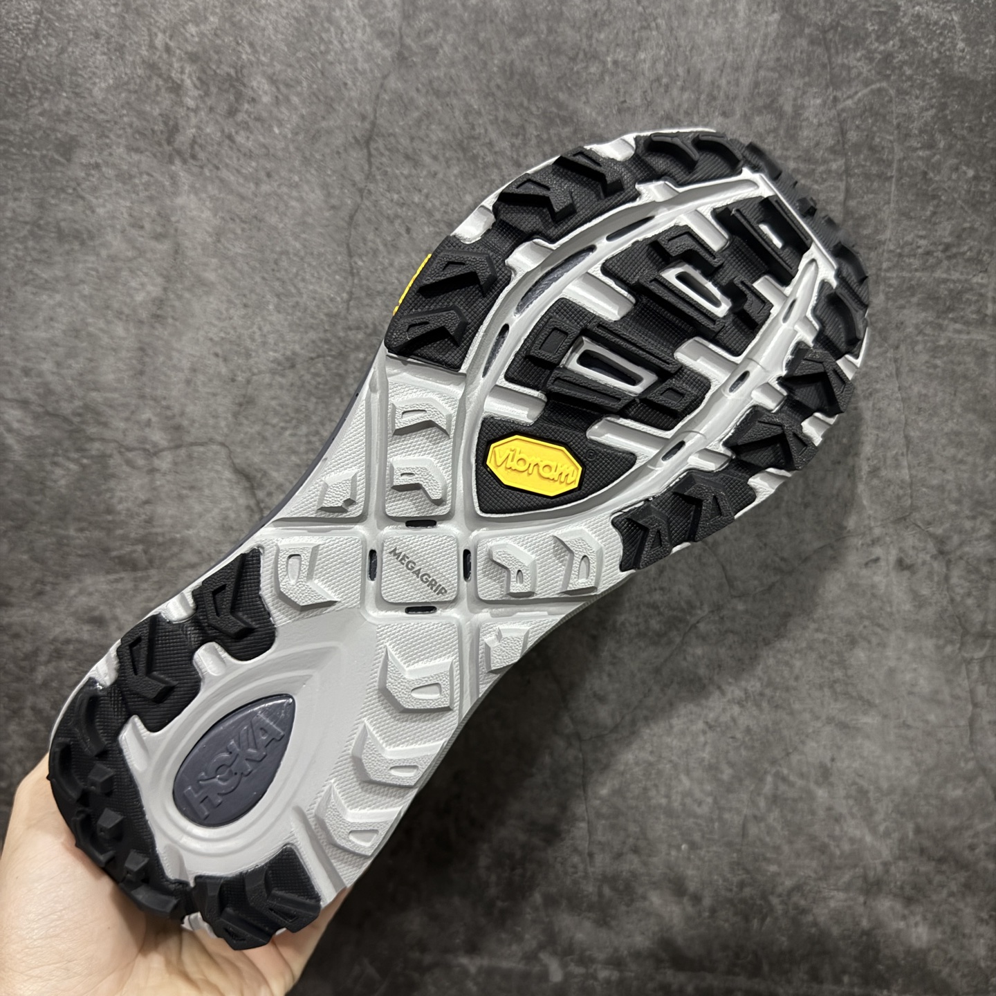 图片[9]-【纯原H版】HOKA ONE ONE Mafate Speed 2 Low 玛法特2代系列低帮轻量户外越野休闲运动慢跑鞋 正确组合底 市场顶级版本 上脚赞到报爆 轻盈舒适 鞋面采用超轻的无缝架构 轻薄的TPU贴在透气的鞋面材料上 减轻重量同时也保证了支撑性 鞋底采用滚动平衡技术 引导跑者回归自然步态 祖传的神奇EVA材质中底依旧是一如既往地表现优秀 能提供充足的缓震 作为HOKA家的越野跑鞋 VIBRAM 橡胶大底也是必不可少的 即便在复杂湿滑的地形 依旧能有良好的抓地力及稳定性 鞋带采用了弹性不易松脱的扁宽弹性鞋带 前掌与中掌部分也进行了加宽 也更加适合亚洲人的脚型 是一款十分全面且足够强悍的户外硬核越野鞋 日常搭配的话短裤是基本不挑 阔腿裤 工装裤以及各种长筒牛仔裤都可以 尺码：36 36.5 37.5 38 38.5 39 40 40.5 41 42 42.5 43 44 44.5 45-选品中心