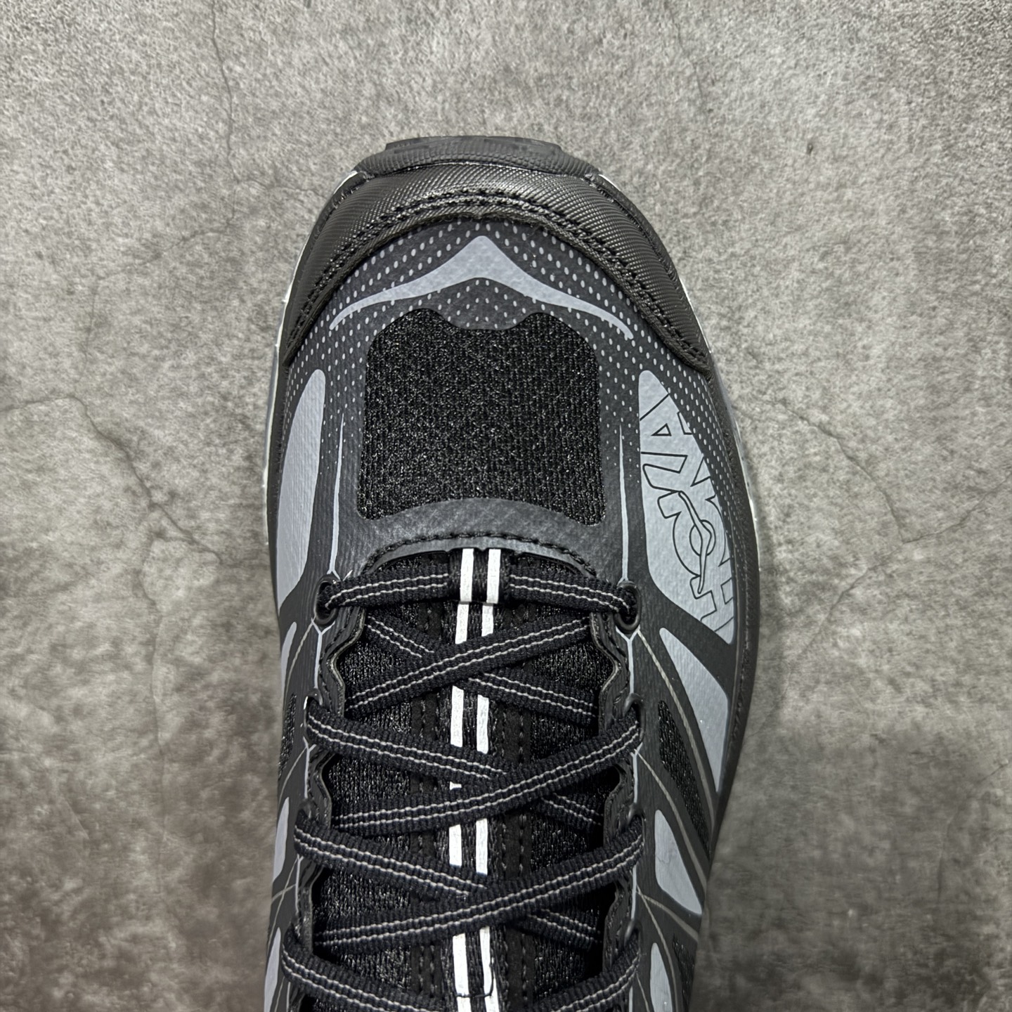 图片[5]-【纯原H版】HOKA ONE ONE Mafate Speed 2 Low 玛法特2代系列低帮轻量户外越野休闲运动慢跑鞋 正确组合底 市场顶级版本 上脚赞到报爆 轻盈舒适 鞋面采用超轻的无缝架构 轻薄的TPU贴在透气的鞋面材料上 减轻重量同时也保证了支撑性 鞋底采用滚动平衡技术 引导跑者回归自然步态 祖传的神奇EVA材质中底依旧是一如既往地表现优秀 能提供充足的缓震 作为HOKA家的越野跑鞋 VIBRAM 橡胶大底也是必不可少的 即便在复杂湿滑的地形 依旧能有良好的抓地力及稳定性 鞋带采用了弹性不易松脱的扁宽弹性鞋带 前掌与中掌部分也进行了加宽 也更加适合亚洲人的脚型 是一款十分全面且足够强悍的户外硬核越野鞋 日常搭配的话短裤是基本不挑 阔腿裤 工装裤以及各种长筒牛仔裤都可以 尺码：36 36.5 37.5 38 38.5 39 40 40.5 41 42 42.5 43 44 44.5 45-选品中心