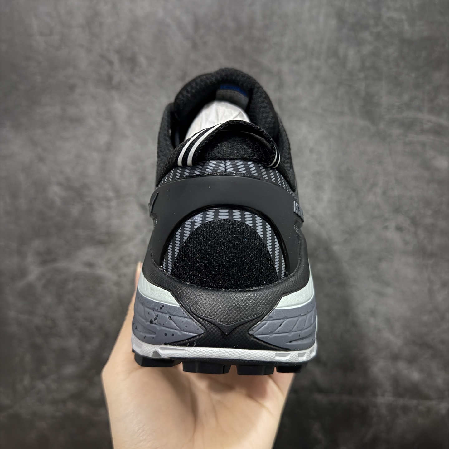 图片[4]-【纯原H版】HOKA ONE ONE Mafate Speed 2 Low 玛法特2代系列低帮轻量户外越野休闲运动慢跑鞋 正确组合底 市场顶级版本 上脚赞到报爆 轻盈舒适 鞋面采用超轻的无缝架构 轻薄的TPU贴在透气的鞋面材料上 减轻重量同时也保证了支撑性 鞋底采用滚动平衡技术 引导跑者回归自然步态 祖传的神奇EVA材质中底依旧是一如既往地表现优秀 能提供充足的缓震 作为HOKA家的越野跑鞋 VIBRAM 橡胶大底也是必不可少的 即便在复杂湿滑的地形 依旧能有良好的抓地力及稳定性 鞋带采用了弹性不易松脱的扁宽弹性鞋带 前掌与中掌部分也进行了加宽 也更加适合亚洲人的脚型 是一款十分全面且足够强悍的户外硬核越野鞋 日常搭配的话短裤是基本不挑 阔腿裤 工装裤以及各种长筒牛仔裤都可以 尺码：36 36.5 37.5 38 38.5 39 40 40.5 41 42 42.5 43 44 44.5 45-选品中心