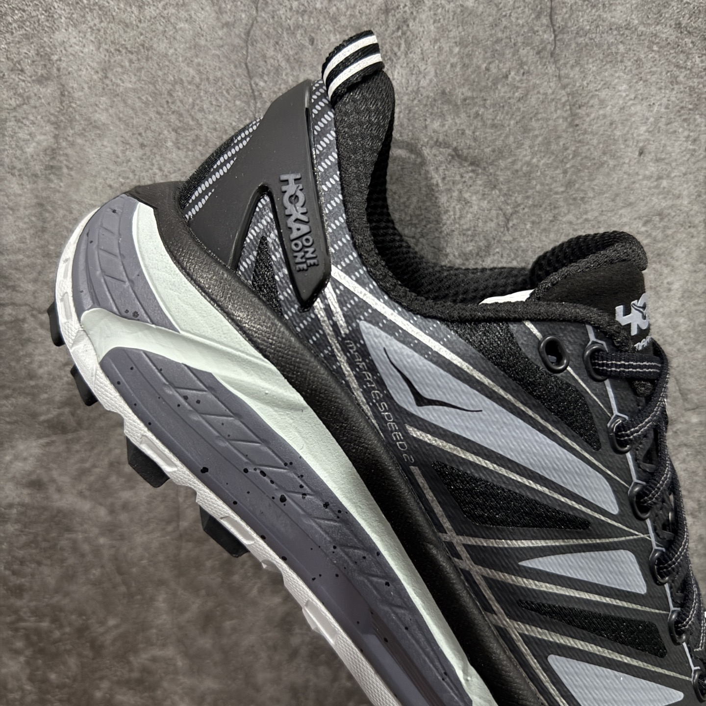 图片[7]-【纯原H版】HOKA ONE ONE Mafate Speed 2 Low 玛法特2代系列低帮轻量户外越野休闲运动慢跑鞋 正确组合底 市场顶级版本 上脚赞到报爆 轻盈舒适 鞋面采用超轻的无缝架构 轻薄的TPU贴在透气的鞋面材料上 减轻重量同时也保证了支撑性 鞋底采用滚动平衡技术 引导跑者回归自然步态 祖传的神奇EVA材质中底依旧是一如既往地表现优秀 能提供充足的缓震 作为HOKA家的越野跑鞋 VIBRAM 橡胶大底也是必不可少的 即便在复杂湿滑的地形 依旧能有良好的抓地力及稳定性 鞋带采用了弹性不易松脱的扁宽弹性鞋带 前掌与中掌部分也进行了加宽 也更加适合亚洲人的脚型 是一款十分全面且足够强悍的户外硬核越野鞋 日常搭配的话短裤是基本不挑 阔腿裤 工装裤以及各种长筒牛仔裤都可以 尺码：36 36.5 37.5 38 38.5 39 40 40.5 41 42 42.5 43 44 44.5 45-选品中心