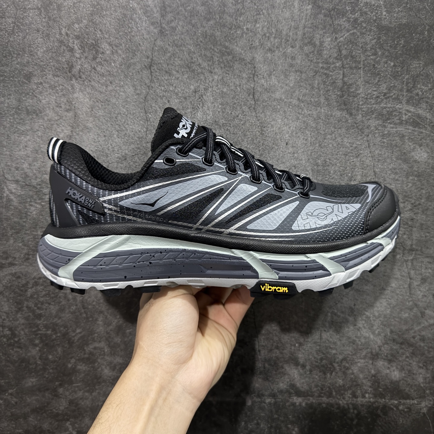 【纯原H版】HOKA ONE ONE Mafate Speed 2 Low 玛法特2代系列低帮轻量户外越野休闲运动慢跑鞋 正确组合底 市场顶级版本 上脚赞到报爆 轻盈舒适 鞋面采用超轻的无缝架构 轻薄的TPU贴在透气的鞋面材料上 减轻重量同时也保证了支撑性 鞋底采用滚动平衡技术 引导跑者回归自然步态 祖传的神奇EVA材质中底依旧是一如既往地表现优秀 能提供充足的缓震 作为HOKA家的越野跑鞋 VIBRAM 橡胶大底也是必不可少的 即便在复杂湿滑的地形 依旧能有良好的抓地力及稳定性 鞋带采用了弹性不易松脱的扁宽弹性鞋带 前掌与中掌部分也进行了加宽 也更加适合亚洲人的脚型 是一款十分全面且足够强悍的户外硬核越野鞋 日常搭配的话短裤是基本不挑 阔腿裤 工装裤以及各种长筒牛仔裤都可以 尺码：36 36.5 37.5 38 38.5 39 40 40.5 41 42 42.5 43 44 44.5 45-选品中心