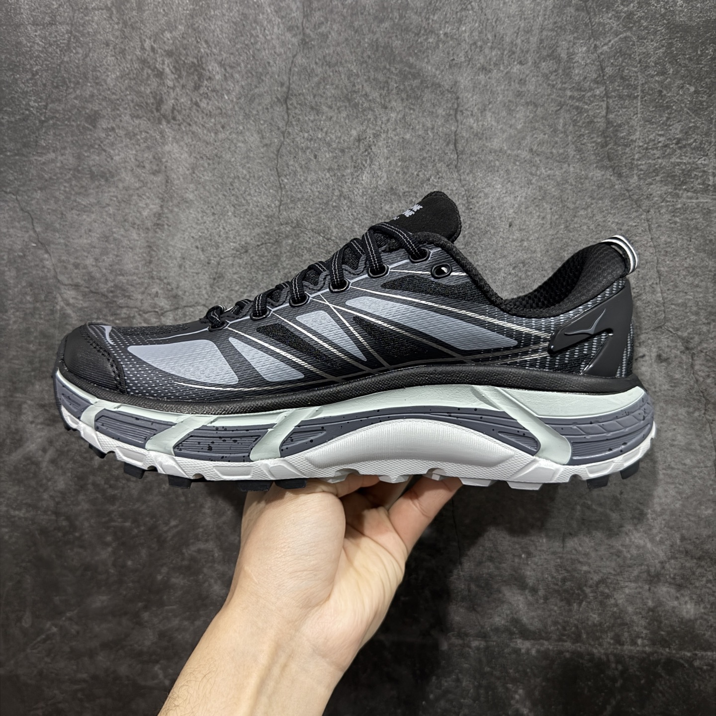 图片[2]-【纯原H版】HOKA ONE ONE Mafate Speed 2 Low 玛法特2代系列低帮轻量户外越野休闲运动慢跑鞋 正确组合底 市场顶级版本 上脚赞到报爆 轻盈舒适 鞋面采用超轻的无缝架构 轻薄的TPU贴在透气的鞋面材料上 减轻重量同时也保证了支撑性 鞋底采用滚动平衡技术 引导跑者回归自然步态 祖传的神奇EVA材质中底依旧是一如既往地表现优秀 能提供充足的缓震 作为HOKA家的越野跑鞋 VIBRAM 橡胶大底也是必不可少的 即便在复杂湿滑的地形 依旧能有良好的抓地力及稳定性 鞋带采用了弹性不易松脱的扁宽弹性鞋带 前掌与中掌部分也进行了加宽 也更加适合亚洲人的脚型 是一款十分全面且足够强悍的户外硬核越野鞋 日常搭配的话短裤是基本不挑 阔腿裤 工装裤以及各种长筒牛仔裤都可以 尺码：36 36.5 37.5 38 38.5 39 40 40.5 41 42 42.5 43 44 44.5 45-选品中心