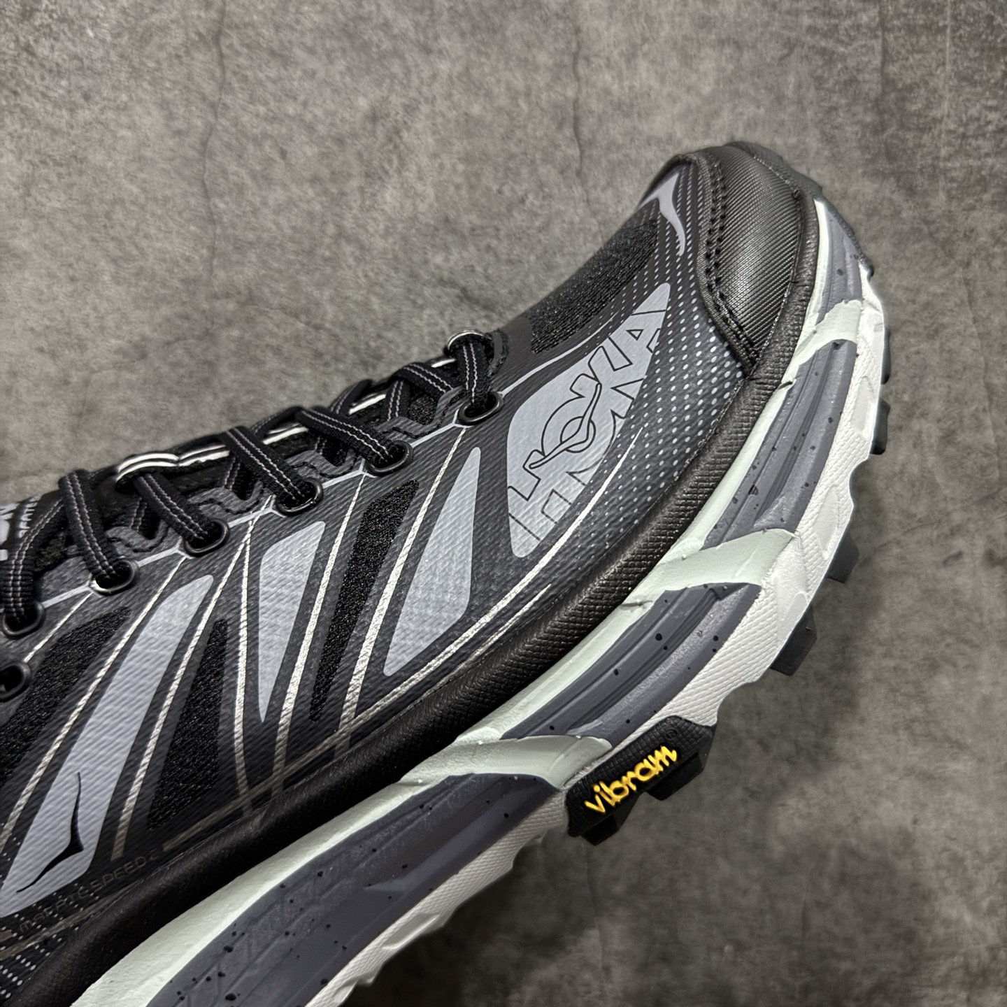 图片[6]-【纯原H版】HOKA ONE ONE Mafate Speed 2 Low 玛法特2代系列低帮轻量户外越野休闲运动慢跑鞋 正确组合底 市场顶级版本 上脚赞到报爆 轻盈舒适 鞋面采用超轻的无缝架构 轻薄的TPU贴在透气的鞋面材料上 减轻重量同时也保证了支撑性 鞋底采用滚动平衡技术 引导跑者回归自然步态 祖传的神奇EVA材质中底依旧是一如既往地表现优秀 能提供充足的缓震 作为HOKA家的越野跑鞋 VIBRAM 橡胶大底也是必不可少的 即便在复杂湿滑的地形 依旧能有良好的抓地力及稳定性 鞋带采用了弹性不易松脱的扁宽弹性鞋带 前掌与中掌部分也进行了加宽 也更加适合亚洲人的脚型 是一款十分全面且足够强悍的户外硬核越野鞋 日常搭配的话短裤是基本不挑 阔腿裤 工装裤以及各种长筒牛仔裤都可以 尺码：36 36.5 37.5 38 38.5 39 40 40.5 41 42 42.5 43 44 44.5 45-选品中心