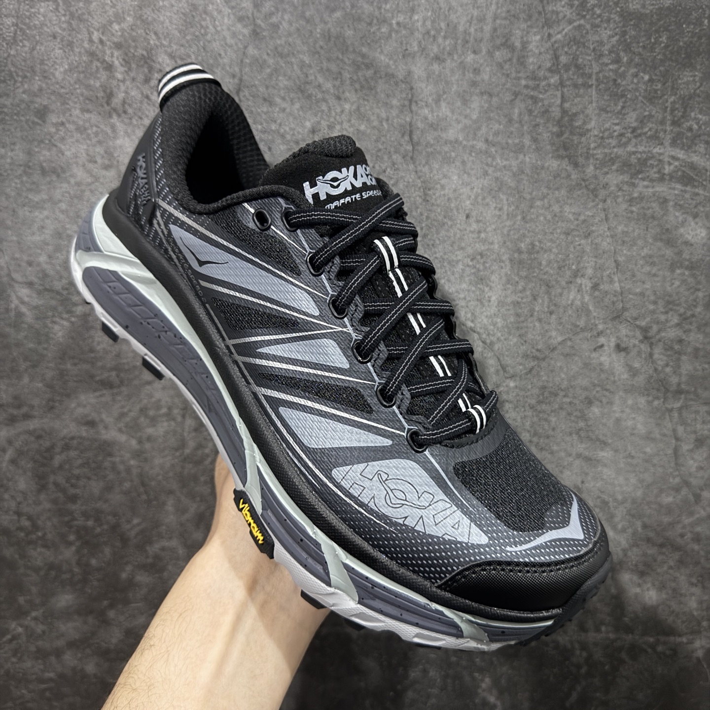 图片[3]-【纯原H版】HOKA ONE ONE Mafate Speed 2 Low 玛法特2代系列低帮轻量户外越野休闲运动慢跑鞋 正确组合底 市场顶级版本 上脚赞到报爆 轻盈舒适 鞋面采用超轻的无缝架构 轻薄的TPU贴在透气的鞋面材料上 减轻重量同时也保证了支撑性 鞋底采用滚动平衡技术 引导跑者回归自然步态 祖传的神奇EVA材质中底依旧是一如既往地表现优秀 能提供充足的缓震 作为HOKA家的越野跑鞋 VIBRAM 橡胶大底也是必不可少的 即便在复杂湿滑的地形 依旧能有良好的抓地力及稳定性 鞋带采用了弹性不易松脱的扁宽弹性鞋带 前掌与中掌部分也进行了加宽 也更加适合亚洲人的脚型 是一款十分全面且足够强悍的户外硬核越野鞋 日常搭配的话短裤是基本不挑 阔腿裤 工装裤以及各种长筒牛仔裤都可以 尺码：36 36.5 37.5 38 38.5 39 40 40.5 41 42 42.5 43 44 44.5 45-选品中心
