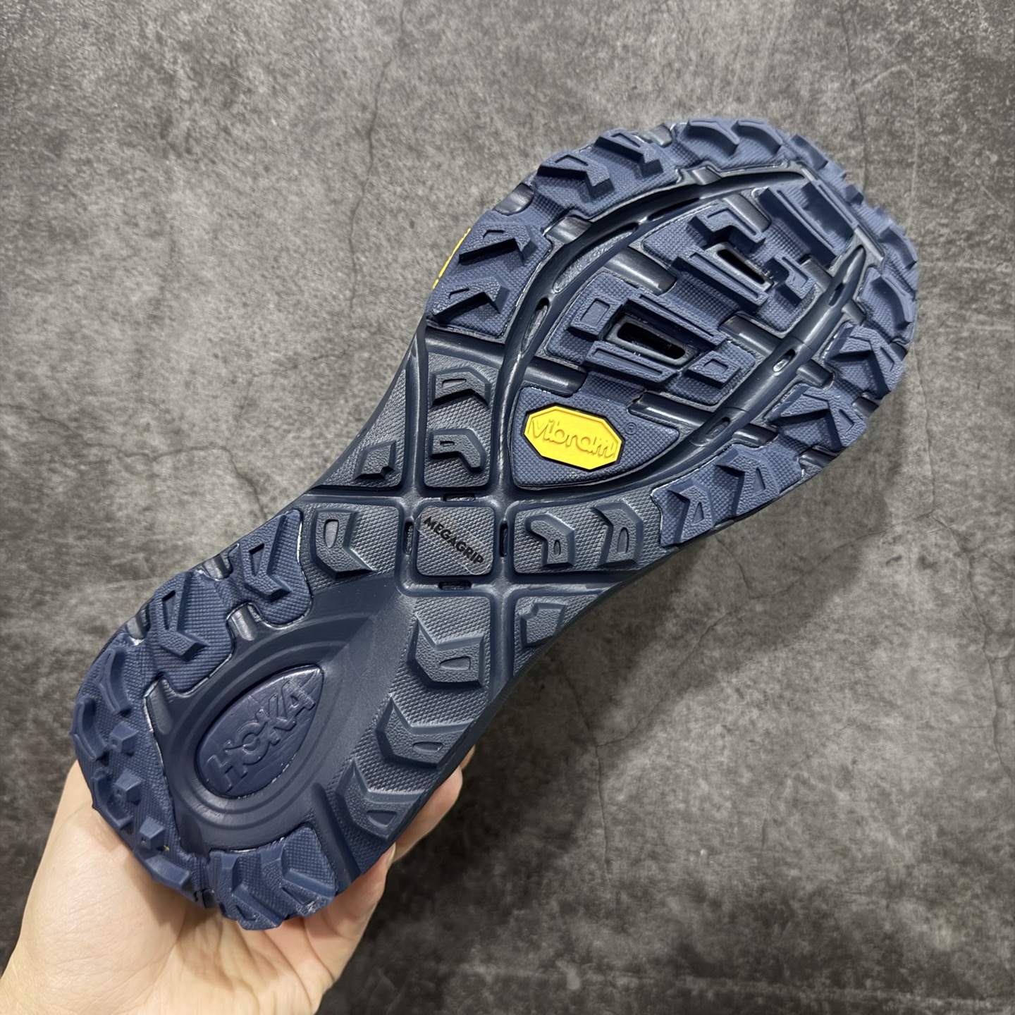 图片[9]-【纯原H版】HOKA ONE ONE Mafate Speed 2 Low 玛法特2代系列低帮轻量户外越野休闲运动慢跑鞋 正确组合底 市场顶级版本 上脚赞到报爆 轻盈舒适 鞋面采用超轻的无缝架构 轻薄的TPU贴在透气的鞋面材料上 减轻重量同时也保证了支撑性 鞋底采用滚动平衡技术 引导跑者回归自然步态 祖传的神奇EVA材质中底依旧是一如既往地表现优秀 能提供充足的缓震 作为HOKA家的越野跑鞋 VIBRAM 橡胶大底也是必不可少的 即便在复杂湿滑的地形 依旧能有良好的抓地力及稳定性 鞋带采用了弹性不易松脱的扁宽弹性鞋带 前掌与中掌部分也进行了加宽 也更加适合亚洲人的脚型 是一款十分全面且足够强悍的户外硬核越野鞋 日常搭配的话短裤是基本不挑 阔腿裤 工装裤以及各种长筒牛仔裤都可以 尺码：36 36.5 37.5 38 38.5 39 40 40.5 41 42 42.5 43 44 44.5 45-选品中心