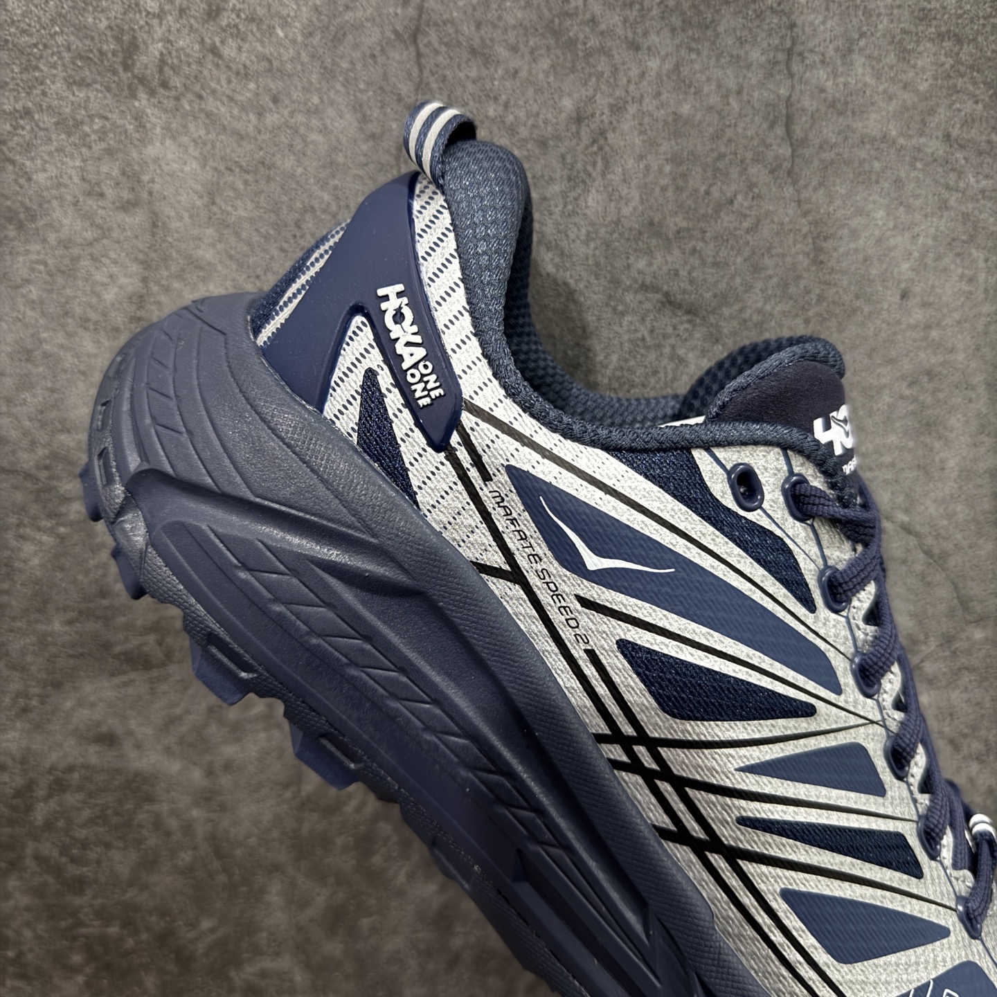 图片[7]-【纯原H版】HOKA ONE ONE Mafate Speed 2 Low 玛法特2代系列低帮轻量户外越野休闲运动慢跑鞋 正确组合底 市场顶级版本 上脚赞到报爆 轻盈舒适 鞋面采用超轻的无缝架构 轻薄的TPU贴在透气的鞋面材料上 减轻重量同时也保证了支撑性 鞋底采用滚动平衡技术 引导跑者回归自然步态 祖传的神奇EVA材质中底依旧是一如既往地表现优秀 能提供充足的缓震 作为HOKA家的越野跑鞋 VIBRAM 橡胶大底也是必不可少的 即便在复杂湿滑的地形 依旧能有良好的抓地力及稳定性 鞋带采用了弹性不易松脱的扁宽弹性鞋带 前掌与中掌部分也进行了加宽 也更加适合亚洲人的脚型 是一款十分全面且足够强悍的户外硬核越野鞋 日常搭配的话短裤是基本不挑 阔腿裤 工装裤以及各种长筒牛仔裤都可以 尺码：36 36.5 37.5 38 38.5 39 40 40.5 41 42 42.5 43 44 44.5 45-选品中心