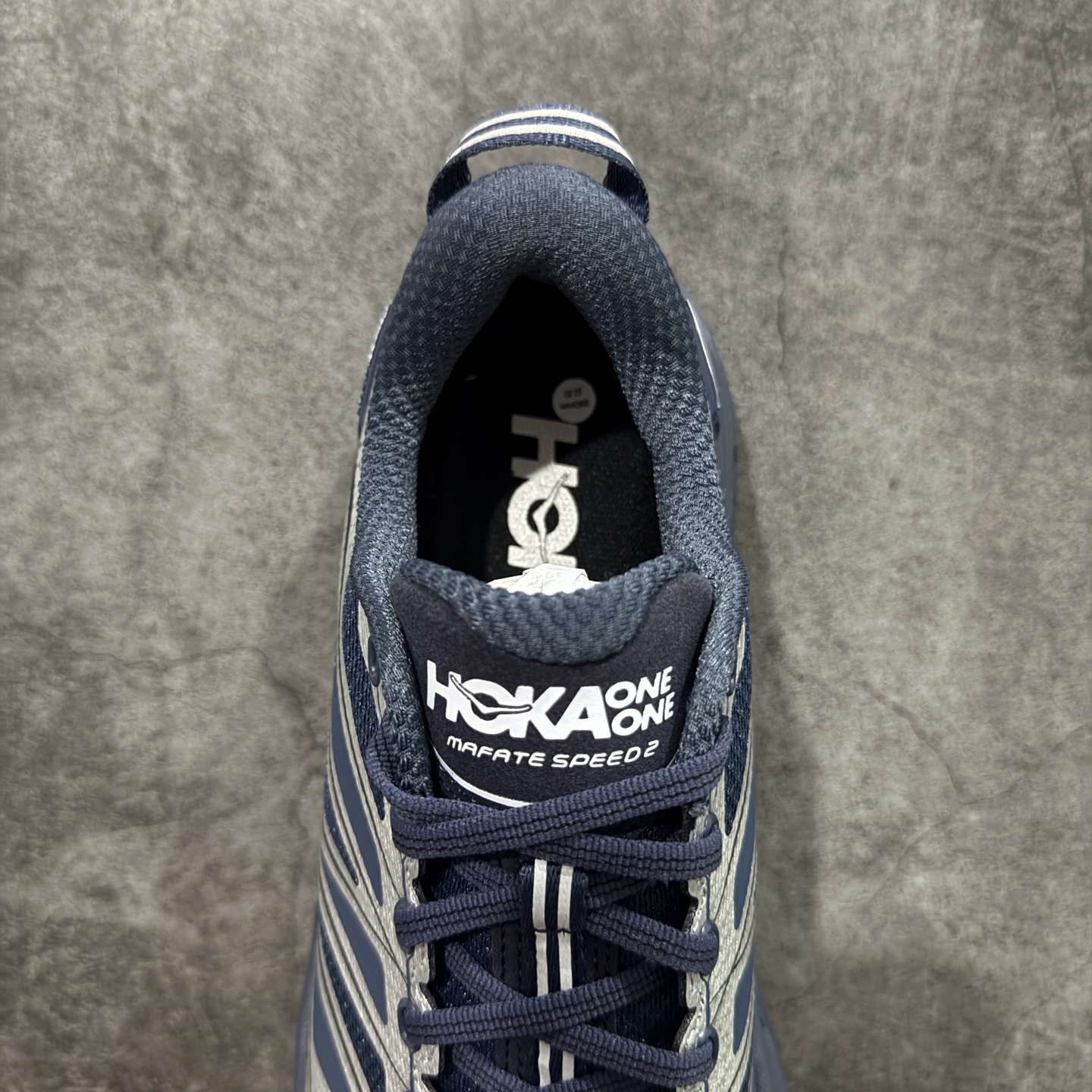 图片[8]-【纯原H版】HOKA ONE ONE Mafate Speed 2 Low 玛法特2代系列低帮轻量户外越野休闲运动慢跑鞋 正确组合底 市场顶级版本 上脚赞到报爆 轻盈舒适 鞋面采用超轻的无缝架构 轻薄的TPU贴在透气的鞋面材料上 减轻重量同时也保证了支撑性 鞋底采用滚动平衡技术 引导跑者回归自然步态 祖传的神奇EVA材质中底依旧是一如既往地表现优秀 能提供充足的缓震 作为HOKA家的越野跑鞋 VIBRAM 橡胶大底也是必不可少的 即便在复杂湿滑的地形 依旧能有良好的抓地力及稳定性 鞋带采用了弹性不易松脱的扁宽弹性鞋带 前掌与中掌部分也进行了加宽 也更加适合亚洲人的脚型 是一款十分全面且足够强悍的户外硬核越野鞋 日常搭配的话短裤是基本不挑 阔腿裤 工装裤以及各种长筒牛仔裤都可以 尺码：36 36.5 37.5 38 38.5 39 40 40.5 41 42 42.5 43 44 44.5 45-选品中心