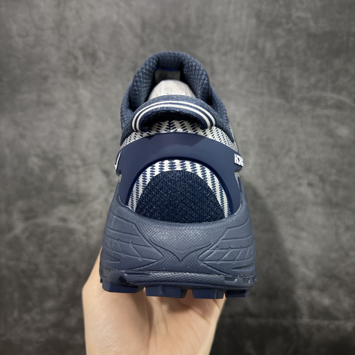 图片[4]-【纯原H版】HOKA ONE ONE Mafate Speed 2 Low 玛法特2代系列低帮轻量户外越野休闲运动慢跑鞋 正确组合底 市场顶级版本 上脚赞到报爆 轻盈舒适 鞋面采用超轻的无缝架构 轻薄的TPU贴在透气的鞋面材料上 减轻重量同时也保证了支撑性 鞋底采用滚动平衡技术 引导跑者回归自然步态 祖传的神奇EVA材质中底依旧是一如既往地表现优秀 能提供充足的缓震 作为HOKA家的越野跑鞋 VIBRAM 橡胶大底也是必不可少的 即便在复杂湿滑的地形 依旧能有良好的抓地力及稳定性 鞋带采用了弹性不易松脱的扁宽弹性鞋带 前掌与中掌部分也进行了加宽 也更加适合亚洲人的脚型 是一款十分全面且足够强悍的户外硬核越野鞋 日常搭配的话短裤是基本不挑 阔腿裤 工装裤以及各种长筒牛仔裤都可以 尺码：36 36.5 37.5 38 38.5 39 40 40.5 41 42 42.5 43 44 44.5 45-选品中心