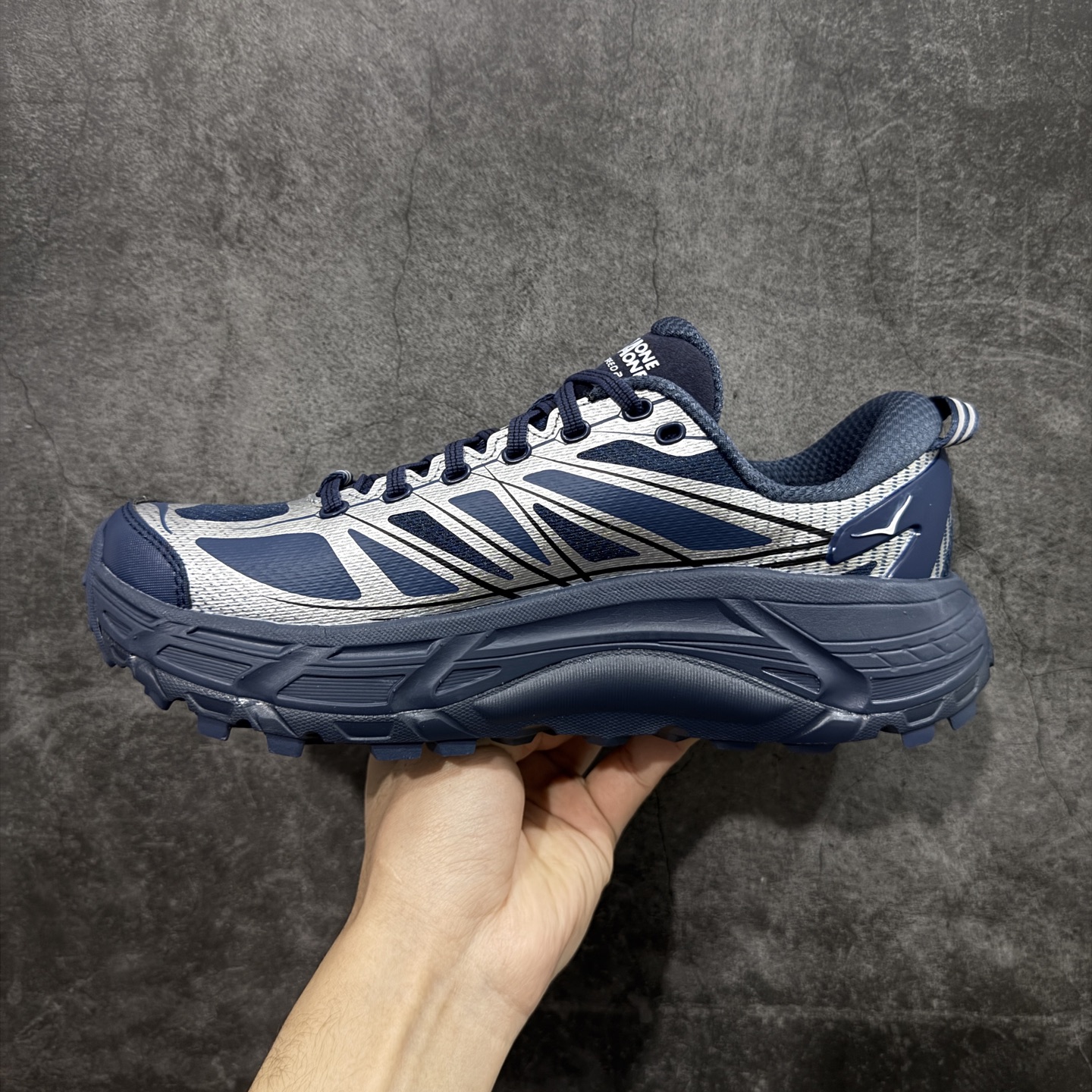 图片[2]-【纯原H版】HOKA ONE ONE Mafate Speed 2 Low 玛法特2代系列低帮轻量户外越野休闲运动慢跑鞋 正确组合底 市场顶级版本 上脚赞到报爆 轻盈舒适 鞋面采用超轻的无缝架构 轻薄的TPU贴在透气的鞋面材料上 减轻重量同时也保证了支撑性 鞋底采用滚动平衡技术 引导跑者回归自然步态 祖传的神奇EVA材质中底依旧是一如既往地表现优秀 能提供充足的缓震 作为HOKA家的越野跑鞋 VIBRAM 橡胶大底也是必不可少的 即便在复杂湿滑的地形 依旧能有良好的抓地力及稳定性 鞋带采用了弹性不易松脱的扁宽弹性鞋带 前掌与中掌部分也进行了加宽 也更加适合亚洲人的脚型 是一款十分全面且足够强悍的户外硬核越野鞋 日常搭配的话短裤是基本不挑 阔腿裤 工装裤以及各种长筒牛仔裤都可以 尺码：36 36.5 37.5 38 38.5 39 40 40.5 41 42 42.5 43 44 44.5 45-选品中心