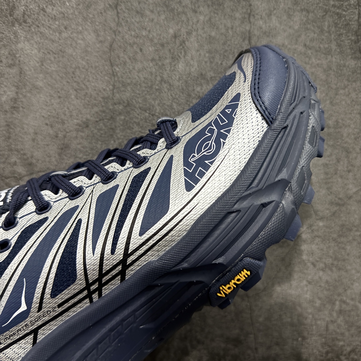 图片[6]-【纯原H版】HOKA ONE ONE Mafate Speed 2 Low 玛法特2代系列低帮轻量户外越野休闲运动慢跑鞋 正确组合底 市场顶级版本 上脚赞到报爆 轻盈舒适 鞋面采用超轻的无缝架构 轻薄的TPU贴在透气的鞋面材料上 减轻重量同时也保证了支撑性 鞋底采用滚动平衡技术 引导跑者回归自然步态 祖传的神奇EVA材质中底依旧是一如既往地表现优秀 能提供充足的缓震 作为HOKA家的越野跑鞋 VIBRAM 橡胶大底也是必不可少的 即便在复杂湿滑的地形 依旧能有良好的抓地力及稳定性 鞋带采用了弹性不易松脱的扁宽弹性鞋带 前掌与中掌部分也进行了加宽 也更加适合亚洲人的脚型 是一款十分全面且足够强悍的户外硬核越野鞋 日常搭配的话短裤是基本不挑 阔腿裤 工装裤以及各种长筒牛仔裤都可以 尺码：36 36.5 37.5 38 38.5 39 40 40.5 41 42 42.5 43 44 44.5 45-选品中心