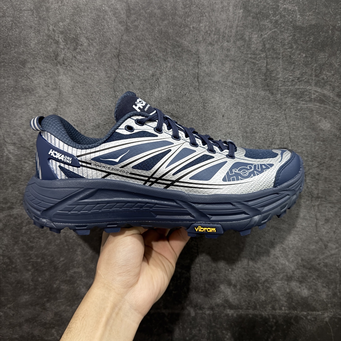 【纯原H版】HOKA ONE ONE Mafate Speed 2 Low 玛法特2代系列低帮轻量户外越野休闲运动慢跑鞋 正确组合底 市场顶级版本 上脚赞到报爆 轻盈舒适 鞋面采用超轻的无缝架构 轻薄的TPU贴在透气的鞋面材料上 减轻重量同时也保证了支撑性 鞋底采用滚动平衡技术 引导跑者回归自然步态 祖传的神奇EVA材质中底依旧是一如既往地表现优秀 能提供充足的缓震 作为HOKA家的越野跑鞋 VIBRAM 橡胶大底也是必不可少的 即便在复杂湿滑的地形 依旧能有良好的抓地力及稳定性 鞋带采用了弹性不易松脱的扁宽弹性鞋带 前掌与中掌部分也进行了加宽 也更加适合亚洲人的脚型 是一款十分全面且足够强悍的户外硬核越野鞋 日常搭配的话短裤是基本不挑 阔腿裤 工装裤以及各种长筒牛仔裤都可以 尺码：36 36.5 37.5 38 38.5 39 40 40.5 41 42 42.5 43 44 44.5 45-选品中心