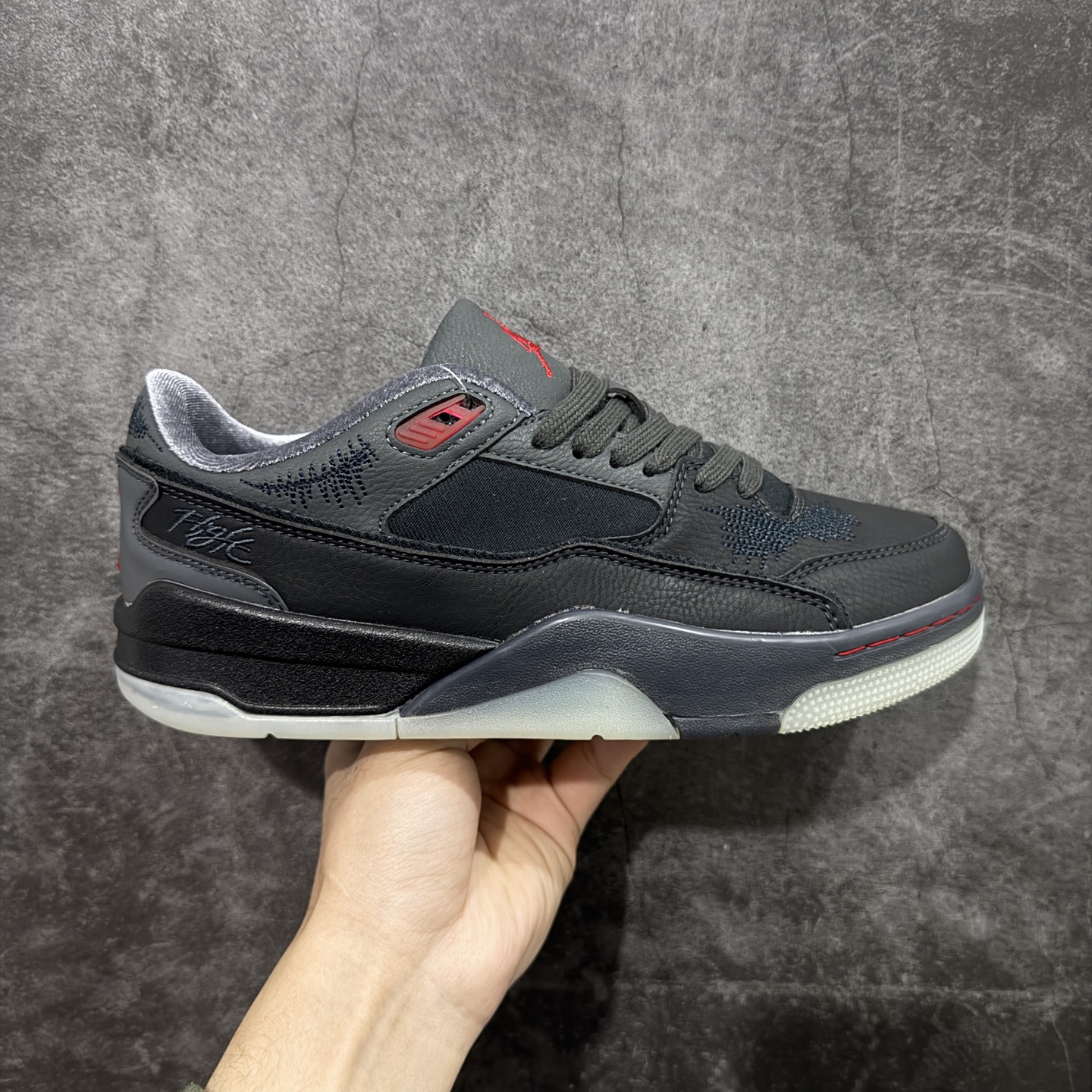 【纯原版】Air Jordan Retro Flight Court SP低帮 AJ低邦 乔丹篮球鞋系列 目前市场最正确版本 头层翻毛＋头层皮 区别市场通货 正确针织鞋码效果 版型完美 正确私模大底 鞋款整体以翻毛皮打造，搭配侧身头层皮面框架，鞋舌及后跟Jumpman Logo分别采用刺绣点缀，后跟侧身Flighth字样也辅以刺绣呈现，秉承轻量化的速度型篮球鞋设计思想完成设计，降低重量的同时提升舒适度，中底延续前作使用了分离式后掌可视化Air Soleb气垫。鞋带孔和后跟鞋提以籃网为造型灵感，将篮球运动巧妙融入到鞋款的设计之中，使鞋身整体富有流动性、节奏感和优雅气质。 货号：HQ2958-006 尺码：36 36.5 37.5 38 38.5 39 40 40.5 41 42 42.5 43 44 44.5 45-选品中心