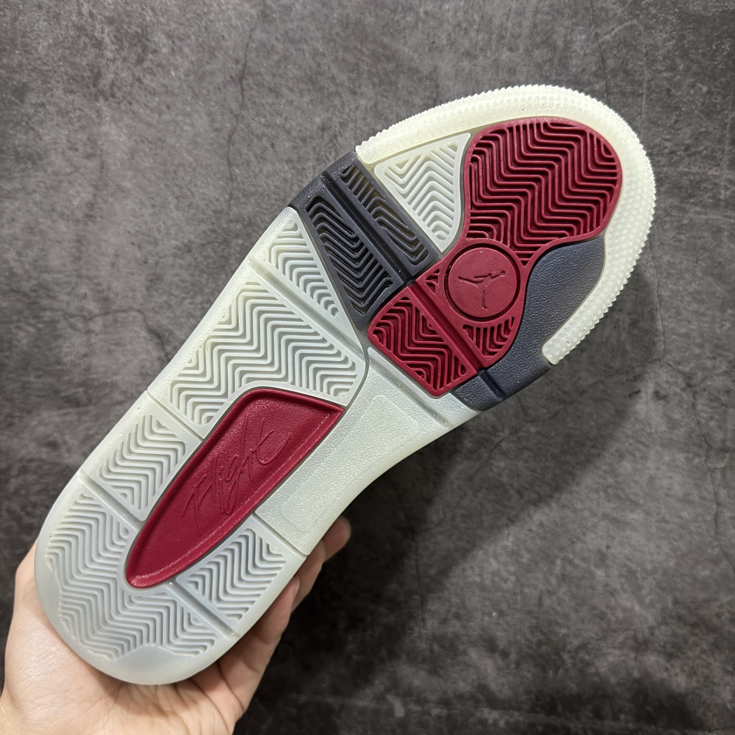 图片[9]-【纯原版】Air Jordan Retro Flight Court SP低帮 AJ低邦 乔丹篮球鞋系列 目前市场最正确版本 头层翻毛＋头层皮 区别市场通货 正确针织鞋码效果 版型完美 正确私模大底 鞋款整体以翻毛皮打造，搭配侧身头层皮面框架，鞋舌及后跟Jumpman Logo分别采用刺绣点缀，后跟侧身Flighth字样也辅以刺绣呈现，秉承轻量化的速度型篮球鞋设计思想完成设计，降低重量的同时提升舒适度，中底延续前作使用了分离式后掌可视化Air Soleb气垫。鞋带孔和后跟鞋提以籃网为造型灵感，将篮球运动巧妙融入到鞋款的设计之中，使鞋身整体富有流动性、节奏感和优雅气质。 货号：HQ2958-006 尺码：36 36.5 37.5 38 38.5 39 40 40.5 41 42 42.5 43 44 44.5 45-选品中心