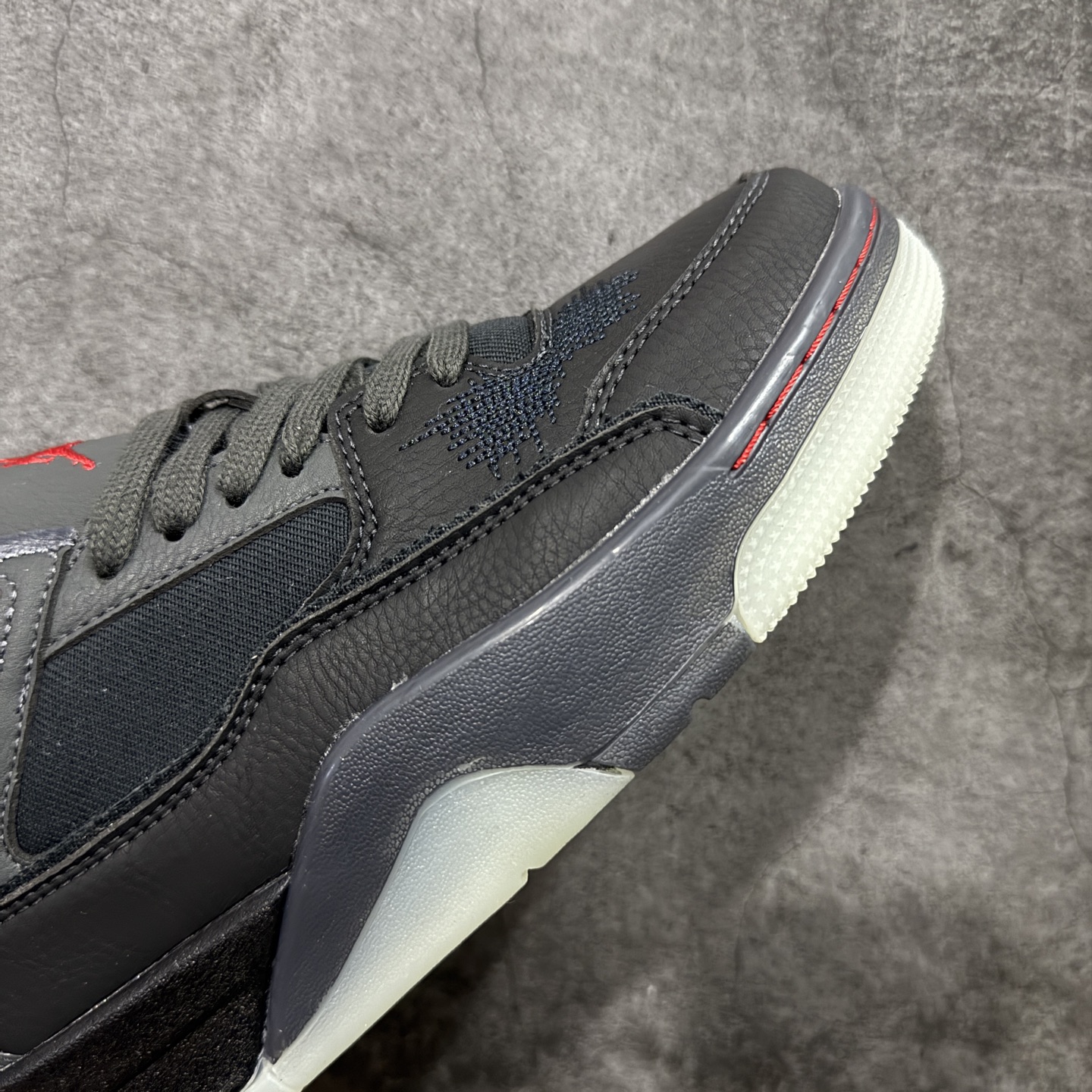 图片[6]-【纯原版】Air Jordan Retro Flight Court SP低帮 AJ低邦 乔丹篮球鞋系列 目前市场最正确版本 头层翻毛＋头层皮 区别市场通货 正确针织鞋码效果 版型完美 正确私模大底 鞋款整体以翻毛皮打造，搭配侧身头层皮面框架，鞋舌及后跟Jumpman Logo分别采用刺绣点缀，后跟侧身Flighth字样也辅以刺绣呈现，秉承轻量化的速度型篮球鞋设计思想完成设计，降低重量的同时提升舒适度，中底延续前作使用了分离式后掌可视化Air Soleb气垫。鞋带孔和后跟鞋提以籃网为造型灵感，将篮球运动巧妙融入到鞋款的设计之中，使鞋身整体富有流动性、节奏感和优雅气质。 货号：HQ2958-006 尺码：36 36.5 37.5 38 38.5 39 40 40.5 41 42 42.5 43 44 44.5 45-选品中心