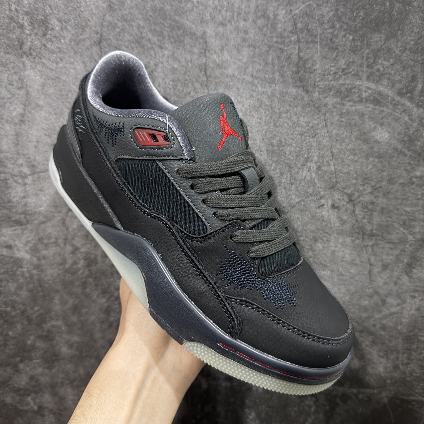 图片[3]-【纯原版】Air Jordan Retro Flight Court SP低帮 AJ低邦 乔丹篮球鞋系列 目前市场最正确版本 头层翻毛＋头层皮 区别市场通货 正确针织鞋码效果 版型完美 正确私模大底 鞋款整体以翻毛皮打造，搭配侧身头层皮面框架，鞋舌及后跟Jumpman Logo分别采用刺绣点缀，后跟侧身Flighth字样也辅以刺绣呈现，秉承轻量化的速度型篮球鞋设计思想完成设计，降低重量的同时提升舒适度，中底延续前作使用了分离式后掌可视化Air Soleb气垫。鞋带孔和后跟鞋提以籃网为造型灵感，将篮球运动巧妙融入到鞋款的设计之中，使鞋身整体富有流动性、节奏感和优雅气质。 货号：HQ2958-006 尺码：36 36.5 37.5 38 38.5 39 40 40.5 41 42 42.5 43 44 44.5 45-选品中心