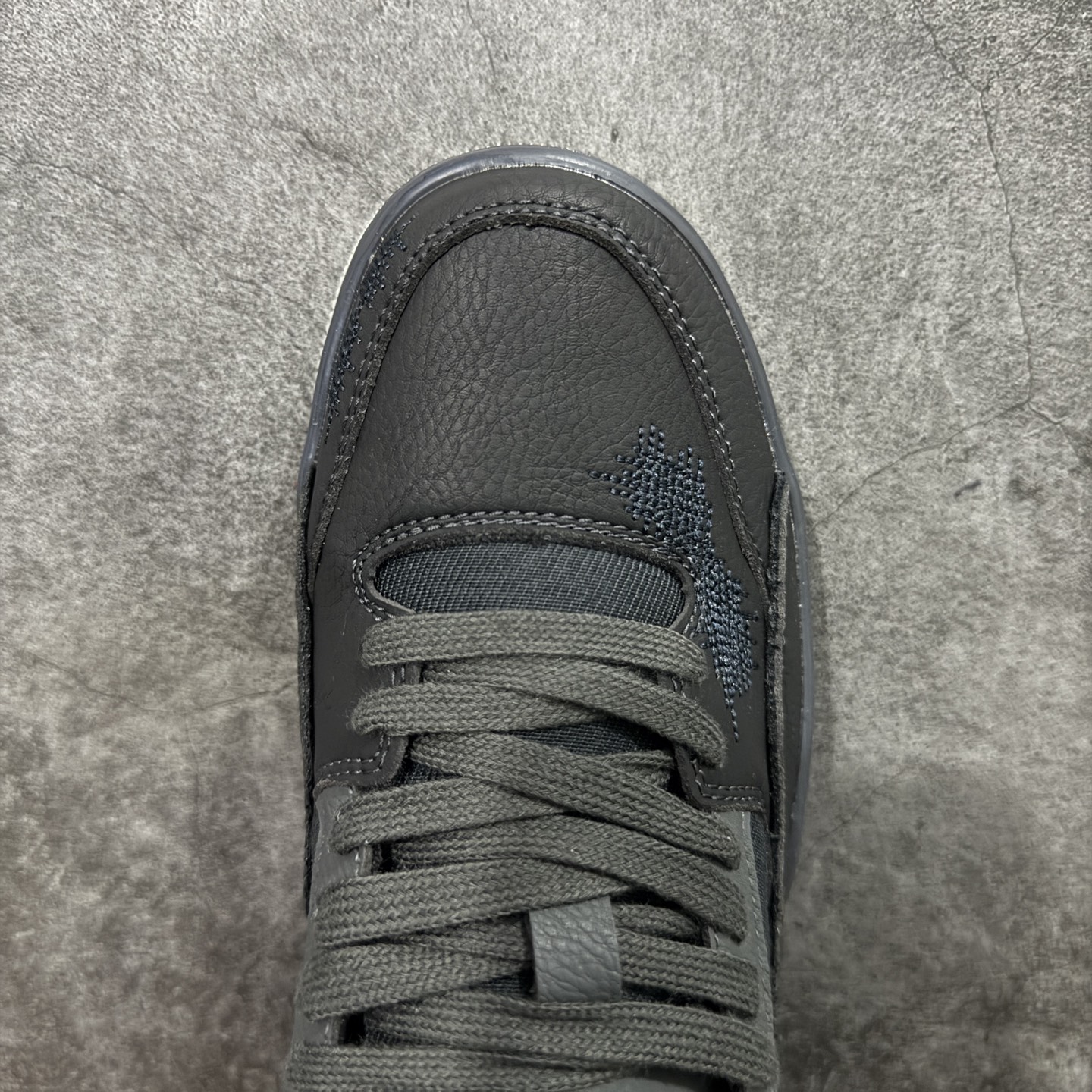 图片[5]-【纯原版】Air Jordan Retro Flight Court SP低帮 AJ低邦 乔丹篮球鞋系列 目前市场最正确版本 头层翻毛＋头层皮 区别市场通货 正确针织鞋码效果 版型完美 正确私模大底 鞋款整体以翻毛皮打造，搭配侧身头层皮面框架，鞋舌及后跟Jumpman Logo分别采用刺绣点缀，后跟侧身Flighth字样也辅以刺绣呈现，秉承轻量化的速度型篮球鞋设计思想完成设计，降低重量的同时提升舒适度，中底延续前作使用了分离式后掌可视化Air Soleb气垫。鞋带孔和后跟鞋提以籃网为造型灵感，将篮球运动巧妙融入到鞋款的设计之中，使鞋身整体富有流动性、节奏感和优雅气质。 货号：HQ2958-006 尺码：36 36.5 37.5 38 38.5 39 40 40.5 41 42 42.5 43 44 44.5 45-选品中心