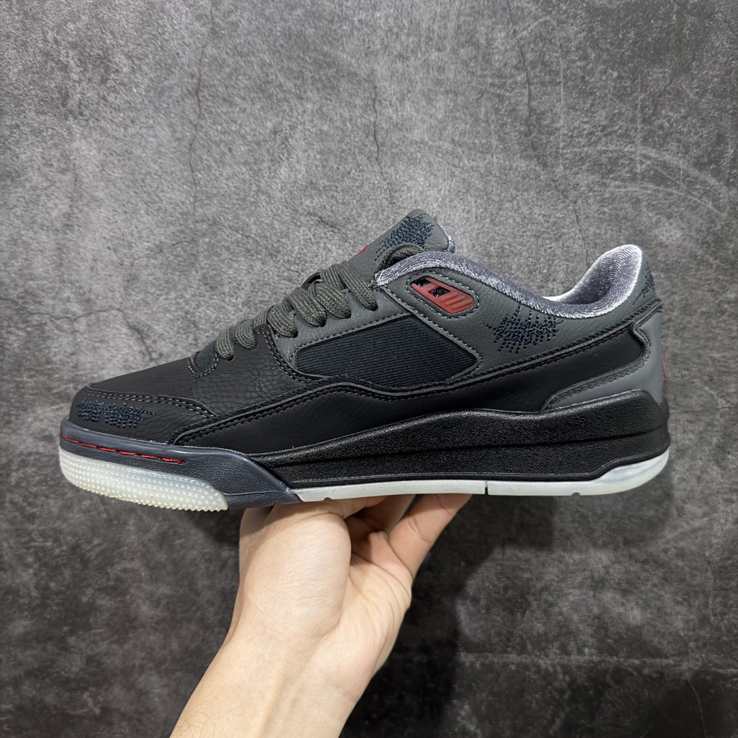 图片[2]-【纯原版】Air Jordan Retro Flight Court SP低帮 AJ低邦 乔丹篮球鞋系列 目前市场最正确版本 头层翻毛＋头层皮 区别市场通货 正确针织鞋码效果 版型完美 正确私模大底 鞋款整体以翻毛皮打造，搭配侧身头层皮面框架，鞋舌及后跟Jumpman Logo分别采用刺绣点缀，后跟侧身Flighth字样也辅以刺绣呈现，秉承轻量化的速度型篮球鞋设计思想完成设计，降低重量的同时提升舒适度，中底延续前作使用了分离式后掌可视化Air Soleb气垫。鞋带孔和后跟鞋提以籃网为造型灵感，将篮球运动巧妙融入到鞋款的设计之中，使鞋身整体富有流动性、节奏感和优雅气质。 货号：HQ2958-006 尺码：36 36.5 37.5 38 38.5 39 40 40.5 41 42 42.5 43 44 44.5 45-选品中心