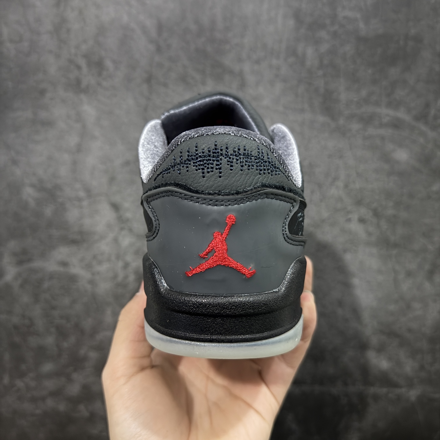 图片[4]-【纯原版】Air Jordan Retro Flight Court SP低帮 AJ低邦 乔丹篮球鞋系列 目前市场最正确版本 头层翻毛＋头层皮 区别市场通货 正确针织鞋码效果 版型完美 正确私模大底 鞋款整体以翻毛皮打造，搭配侧身头层皮面框架，鞋舌及后跟Jumpman Logo分别采用刺绣点缀，后跟侧身Flighth字样也辅以刺绣呈现，秉承轻量化的速度型篮球鞋设计思想完成设计，降低重量的同时提升舒适度，中底延续前作使用了分离式后掌可视化Air Soleb气垫。鞋带孔和后跟鞋提以籃网为造型灵感，将篮球运动巧妙融入到鞋款的设计之中，使鞋身整体富有流动性、节奏感和优雅气质。 货号：HQ2958-006 尺码：36 36.5 37.5 38 38.5 39 40 40.5 41 42 42.5 43 44 44.5 45-选品中心