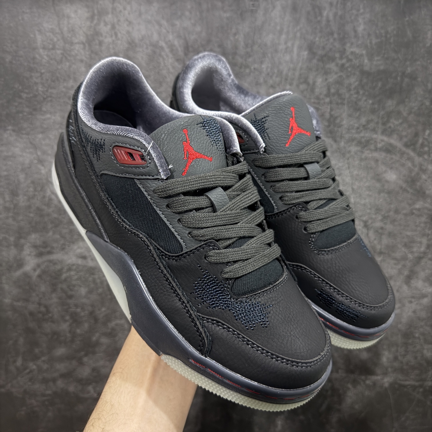 【纯原版】Air Jordan Retro Flight Court SP低帮 AJ低邦 乔丹篮球鞋系列 目前市场最正确版本 头层翻毛＋头层皮 区别市场通货 正确针织鞋码效果 版型完美 正确私模大底 鞋款整体以翻毛皮打造，搭配侧身头层皮面框架，鞋舌及后跟Jumpman Logo分别采用刺绣点缀，后跟侧身Flighth字样也辅以刺绣呈现，秉承轻量化的速度型篮球鞋设计思想完成设计，降低重量的同时提升舒适度，中底延续前作使用了分离式后掌可视化Air Soleb气垫。鞋带孔和后跟鞋提以籃网为造型灵感，将篮球运动巧妙融入到鞋款的设计之中，使鞋身整体富有流动性、节奏感和优雅气质。 货号：HQ2958-006 尺码：36 36.5 37.5 38 38.5 39 40 40.5 41 42 42.5 43 44 44.5 45-选品中心