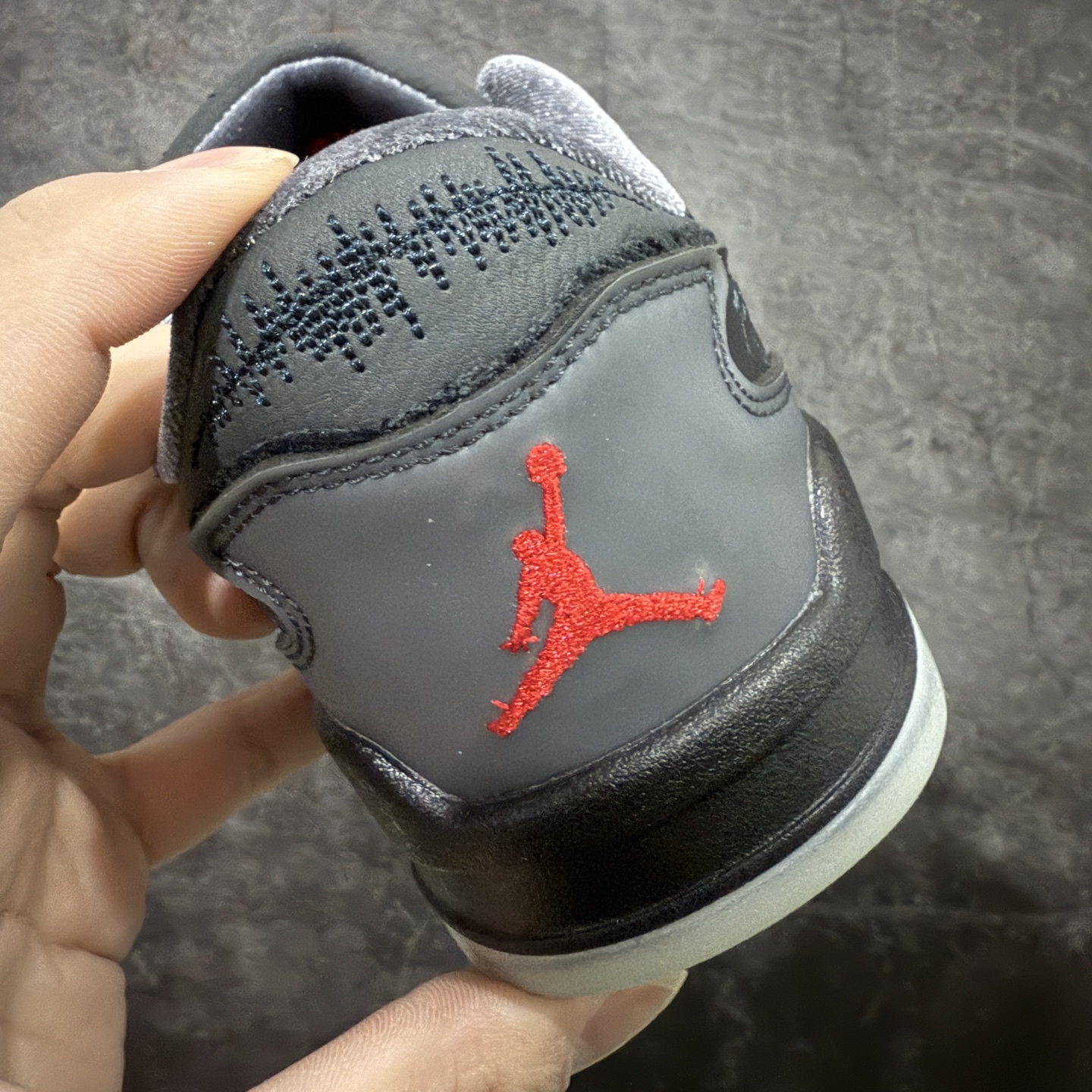 图片[2]-【纯原版】Air Jordan Retro Flight Court SP低帮 AJ低邦 乔丹篮球鞋系列 目前市场最正确版本 头层翻毛＋头层皮 区别市场通货 正确针织鞋码效果 版型完美 正确私模大底 鞋款整体以翻毛皮打造，搭配侧身头层皮面框架，鞋舌及后跟Jumpman Logo分别采用刺绣点缀，后跟侧身Flighth字样也辅以刺绣呈现，秉承轻量化的速度型篮球鞋设计思想完成设计，降低重量的同时提升舒适度，中底延续前作使用了分离式后掌可视化Air Soleb气垫。鞋带孔和后跟鞋提以籃网为造型灵感，将篮球运动巧妙融入到鞋款的设计之中，使鞋身整体富有流动性、节奏感和优雅气质。 货号：HQ2958-006 尺码：36 36.5 37.5 38 38.5 39 40 40.5 41 42 42.5 43 44 44.5 45-选品中心