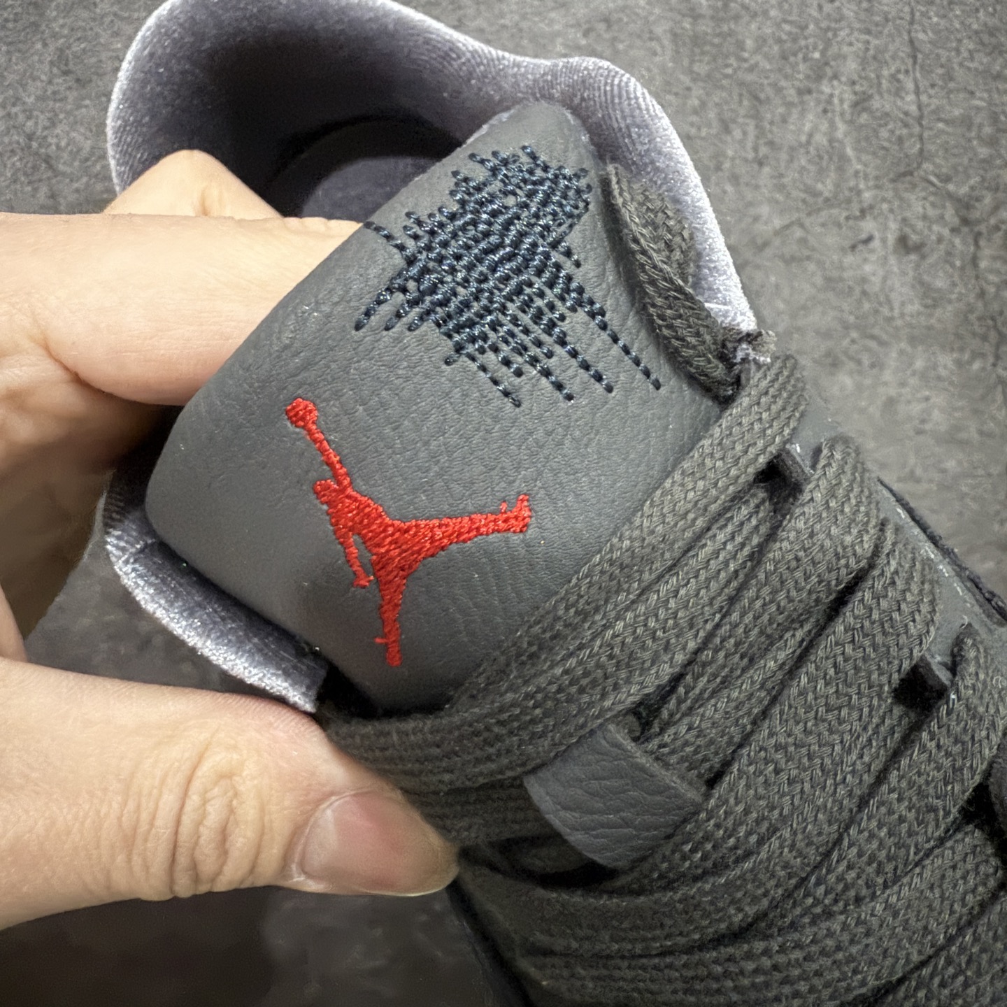 图片[6]-【纯原版】Air Jordan Retro Flight Court SP低帮 AJ低邦 乔丹篮球鞋系列 目前市场最正确版本 头层翻毛＋头层皮 区别市场通货 正确针织鞋码效果 版型完美 正确私模大底 鞋款整体以翻毛皮打造，搭配侧身头层皮面框架，鞋舌及后跟Jumpman Logo分别采用刺绣点缀，后跟侧身Flighth字样也辅以刺绣呈现，秉承轻量化的速度型篮球鞋设计思想完成设计，降低重量的同时提升舒适度，中底延续前作使用了分离式后掌可视化Air Soleb气垫。鞋带孔和后跟鞋提以籃网为造型灵感，将篮球运动巧妙融入到鞋款的设计之中，使鞋身整体富有流动性、节奏感和优雅气质。 货号：HQ2958-006 尺码：36 36.5 37.5 38 38.5 39 40 40.5 41 42 42.5 43 44 44.5 45-选品中心