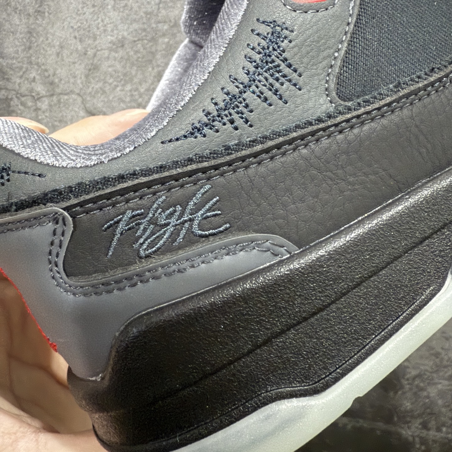 图片[3]-【纯原版】Air Jordan Retro Flight Court SP低帮 AJ低邦 乔丹篮球鞋系列 目前市场最正确版本 头层翻毛＋头层皮 区别市场通货 正确针织鞋码效果 版型完美 正确私模大底 鞋款整体以翻毛皮打造，搭配侧身头层皮面框架，鞋舌及后跟Jumpman Logo分别采用刺绣点缀，后跟侧身Flighth字样也辅以刺绣呈现，秉承轻量化的速度型篮球鞋设计思想完成设计，降低重量的同时提升舒适度，中底延续前作使用了分离式后掌可视化Air Soleb气垫。鞋带孔和后跟鞋提以籃网为造型灵感，将篮球运动巧妙融入到鞋款的设计之中，使鞋身整体富有流动性、节奏感和优雅气质。 货号：HQ2958-006 尺码：36 36.5 37.5 38 38.5 39 40 40.5 41 42 42.5 43 44 44.5 45-选品中心