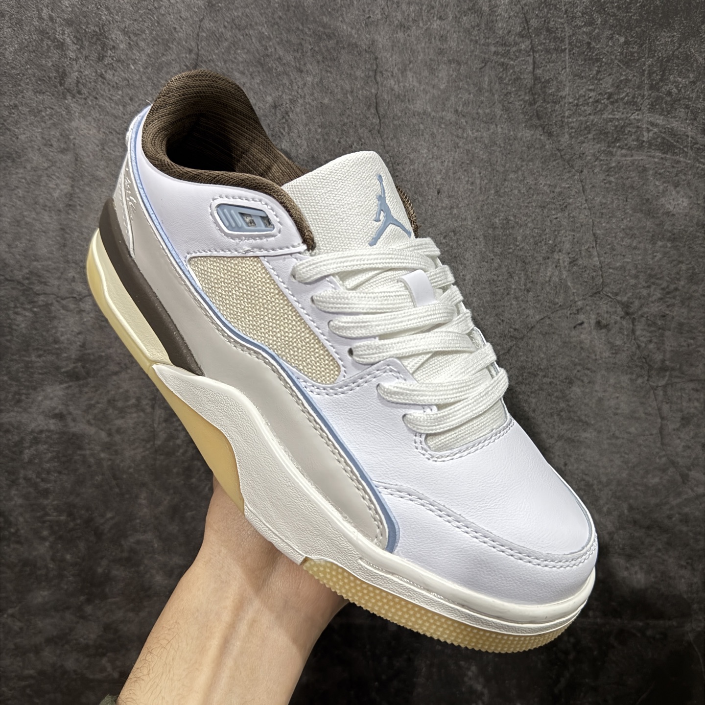 图片[3]-【纯原版】Air Jordan Retro Flight Court SP低帮 AJ低邦 乔丹篮球鞋系列 目前市场最正确版本 头层翻毛＋头层皮 区别市场通货 正确针织鞋码效果 版型完美 正确私模大底 鞋款整体以翻毛皮打造，搭配侧身头层皮面框架，鞋舌及后跟Jumpman Logo分别采用刺绣点缀，后跟侧身Flighth字样也辅以刺绣呈现，秉承轻量化的速度型篮球鞋设计思想完成设计，降低重量的同时提升舒适度，中底延续前作使用了分离式后掌可视化Air Soleb气垫。鞋带孔和后跟鞋提以籃网为造型灵感，将篮球运动巧妙融入到鞋款的设计之中，使鞋身整体富有流动性、节奏感和优雅气质。 货号：IB8858-141 尺码：36 36.5 37.5 38 38.5 39 40 40.5 41 42 42.5 43 44 44.5 45-选品中心