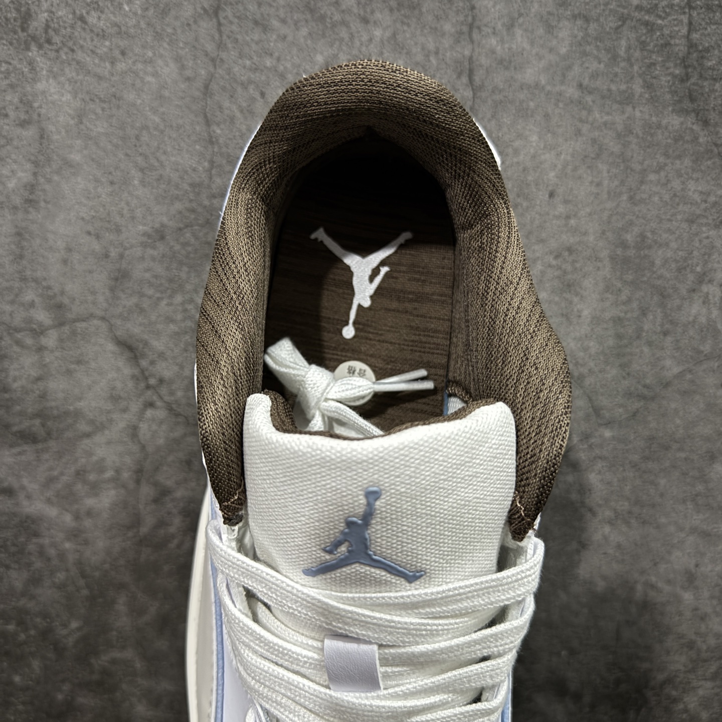 图片[8]-【纯原版】Air Jordan Retro Flight Court SP低帮 AJ低邦 乔丹篮球鞋系列 目前市场最正确版本 头层翻毛＋头层皮 区别市场通货 正确针织鞋码效果 版型完美 正确私模大底 鞋款整体以翻毛皮打造，搭配侧身头层皮面框架，鞋舌及后跟Jumpman Logo分别采用刺绣点缀，后跟侧身Flighth字样也辅以刺绣呈现，秉承轻量化的速度型篮球鞋设计思想完成设计，降低重量的同时提升舒适度，中底延续前作使用了分离式后掌可视化Air Soleb气垫。鞋带孔和后跟鞋提以籃网为造型灵感，将篮球运动巧妙融入到鞋款的设计之中，使鞋身整体富有流动性、节奏感和优雅气质。 货号：IB8858-141 尺码：36 36.5 37.5 38 38.5 39 40 40.5 41 42 42.5 43 44 44.5 45-选品中心