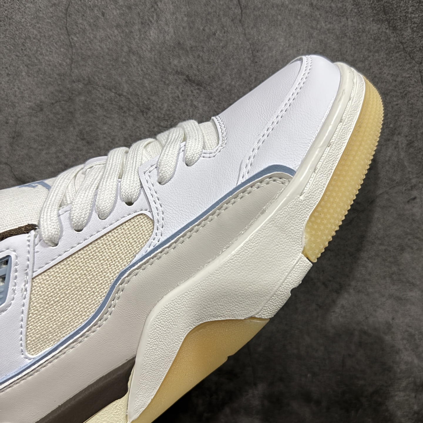 图片[6]-【纯原版】Air Jordan Retro Flight Court SP低帮 AJ低邦 乔丹篮球鞋系列 目前市场最正确版本 头层翻毛＋头层皮 区别市场通货 正确针织鞋码效果 版型完美 正确私模大底 鞋款整体以翻毛皮打造，搭配侧身头层皮面框架，鞋舌及后跟Jumpman Logo分别采用刺绣点缀，后跟侧身Flighth字样也辅以刺绣呈现，秉承轻量化的速度型篮球鞋设计思想完成设计，降低重量的同时提升舒适度，中底延续前作使用了分离式后掌可视化Air Soleb气垫。鞋带孔和后跟鞋提以籃网为造型灵感，将篮球运动巧妙融入到鞋款的设计之中，使鞋身整体富有流动性、节奏感和优雅气质。 货号：IB8858-141 尺码：36 36.5 37.5 38 38.5 39 40 40.5 41 42 42.5 43 44 44.5 45-选品中心