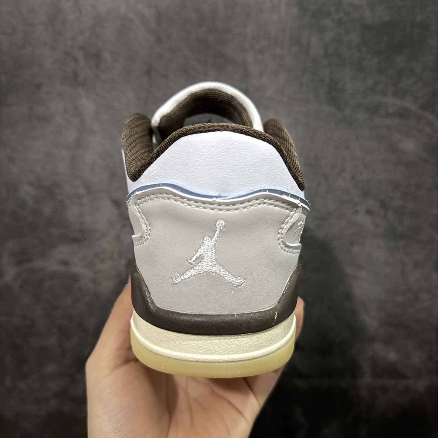 图片[4]-【纯原版】Air Jordan Retro Flight Court SP低帮 AJ低邦 乔丹篮球鞋系列 目前市场最正确版本 头层翻毛＋头层皮 区别市场通货 正确针织鞋码效果 版型完美 正确私模大底 鞋款整体以翻毛皮打造，搭配侧身头层皮面框架，鞋舌及后跟Jumpman Logo分别采用刺绣点缀，后跟侧身Flighth字样也辅以刺绣呈现，秉承轻量化的速度型篮球鞋设计思想完成设计，降低重量的同时提升舒适度，中底延续前作使用了分离式后掌可视化Air Soleb气垫。鞋带孔和后跟鞋提以籃网为造型灵感，将篮球运动巧妙融入到鞋款的设计之中，使鞋身整体富有流动性、节奏感和优雅气质。 货号：IB8858-141 尺码：36 36.5 37.5 38 38.5 39 40 40.5 41 42 42.5 43 44 44.5 45-选品中心