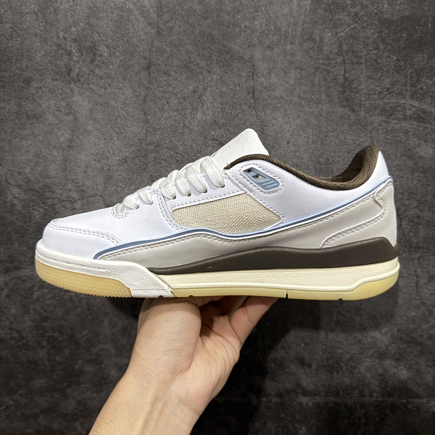 图片[2]-【纯原版】Air Jordan Retro Flight Court SP低帮 AJ低邦 乔丹篮球鞋系列 目前市场最正确版本 头层翻毛＋头层皮 区别市场通货 正确针织鞋码效果 版型完美 正确私模大底 鞋款整体以翻毛皮打造，搭配侧身头层皮面框架，鞋舌及后跟Jumpman Logo分别采用刺绣点缀，后跟侧身Flighth字样也辅以刺绣呈现，秉承轻量化的速度型篮球鞋设计思想完成设计，降低重量的同时提升舒适度，中底延续前作使用了分离式后掌可视化Air Soleb气垫。鞋带孔和后跟鞋提以籃网为造型灵感，将篮球运动巧妙融入到鞋款的设计之中，使鞋身整体富有流动性、节奏感和优雅气质。 货号：IB8858-141 尺码：36 36.5 37.5 38 38.5 39 40 40.5 41 42 42.5 43 44 44.5 45-选品中心