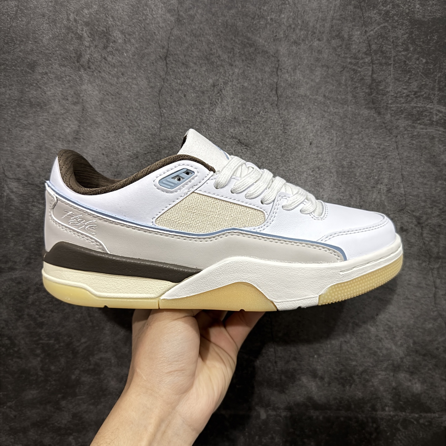 【纯原版】Air Jordan Retro Flight Court SP低帮 AJ低邦 乔丹篮球鞋系列 目前市场最正确版本 头层翻毛＋头层皮 区别市场通货 正确针织鞋码效果 版型完美 正确私模大底 鞋款整体以翻毛皮打造，搭配侧身头层皮面框架，鞋舌及后跟Jumpman Logo分别采用刺绣点缀，后跟侧身Flighth字样也辅以刺绣呈现，秉承轻量化的速度型篮球鞋设计思想完成设计，降低重量的同时提升舒适度，中底延续前作使用了分离式后掌可视化Air Soleb气垫。鞋带孔和后跟鞋提以籃网为造型灵感，将篮球运动巧妙融入到鞋款的设计之中，使鞋身整体富有流动性、节奏感和优雅气质。 货号：IB8858-141 尺码：36 36.5 37.5 38 38.5 39 40 40.5 41 42 42.5 43 44 44.5 45-选品中心