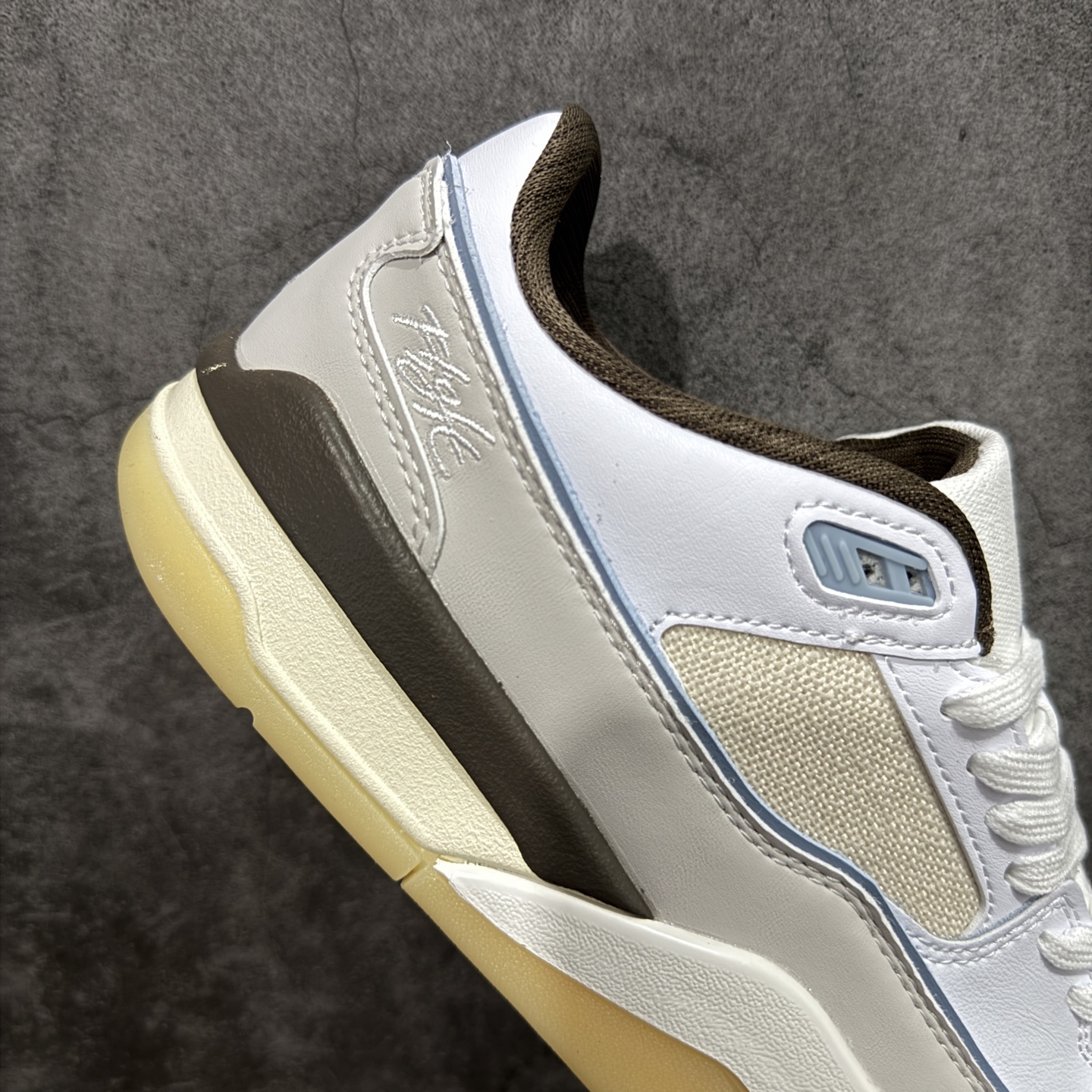 图片[7]-【纯原版】Air Jordan Retro Flight Court SP低帮 AJ低邦 乔丹篮球鞋系列 目前市场最正确版本 头层翻毛＋头层皮 区别市场通货 正确针织鞋码效果 版型完美 正确私模大底 鞋款整体以翻毛皮打造，搭配侧身头层皮面框架，鞋舌及后跟Jumpman Logo分别采用刺绣点缀，后跟侧身Flighth字样也辅以刺绣呈现，秉承轻量化的速度型篮球鞋设计思想完成设计，降低重量的同时提升舒适度，中底延续前作使用了分离式后掌可视化Air Soleb气垫。鞋带孔和后跟鞋提以籃网为造型灵感，将篮球运动巧妙融入到鞋款的设计之中，使鞋身整体富有流动性、节奏感和优雅气质。 货号：IB8858-141 尺码：36 36.5 37.5 38 38.5 39 40 40.5 41 42 42.5 43 44 44.5 45-选品中心