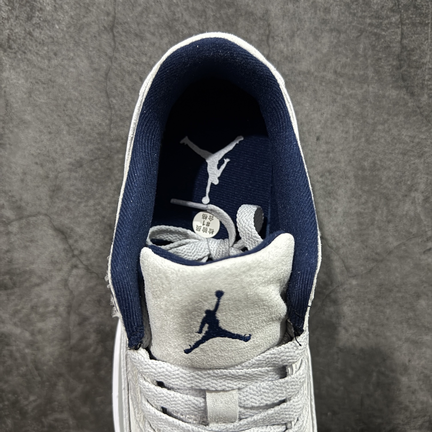 图片[8]-【纯原版】Air Jordan Retro Flight Court SP低帮 AJ低邦 乔丹篮球鞋系列 目前市场最正确版本 头层翻毛＋头层皮 区别市场通货 正确针织鞋码效果 版型完美 正确私模大底 鞋款整体以翻毛皮打造，搭配侧身头层皮面框架，鞋舌及后跟Jumpman Logo分别采用刺绣点缀，后跟侧身Flighth字样也辅以刺绣呈现，秉承轻量化的速度型篮球鞋设计思想完成设计，降低重量的同时提升舒适度，中底延续前作使用了分离式后掌可视化Air Soleb气垫。鞋带孔和后跟鞋提以籃网为造型灵感，将篮球运动巧妙融入到鞋款的设计之中，使鞋身整体富有流动性、节奏感和优雅气质。 货号：HF3255-004 尺码：36 36.5 37.5 38 38.5 39 40 40.5 41 42 42.5 43 44 44.5 45-选品中心