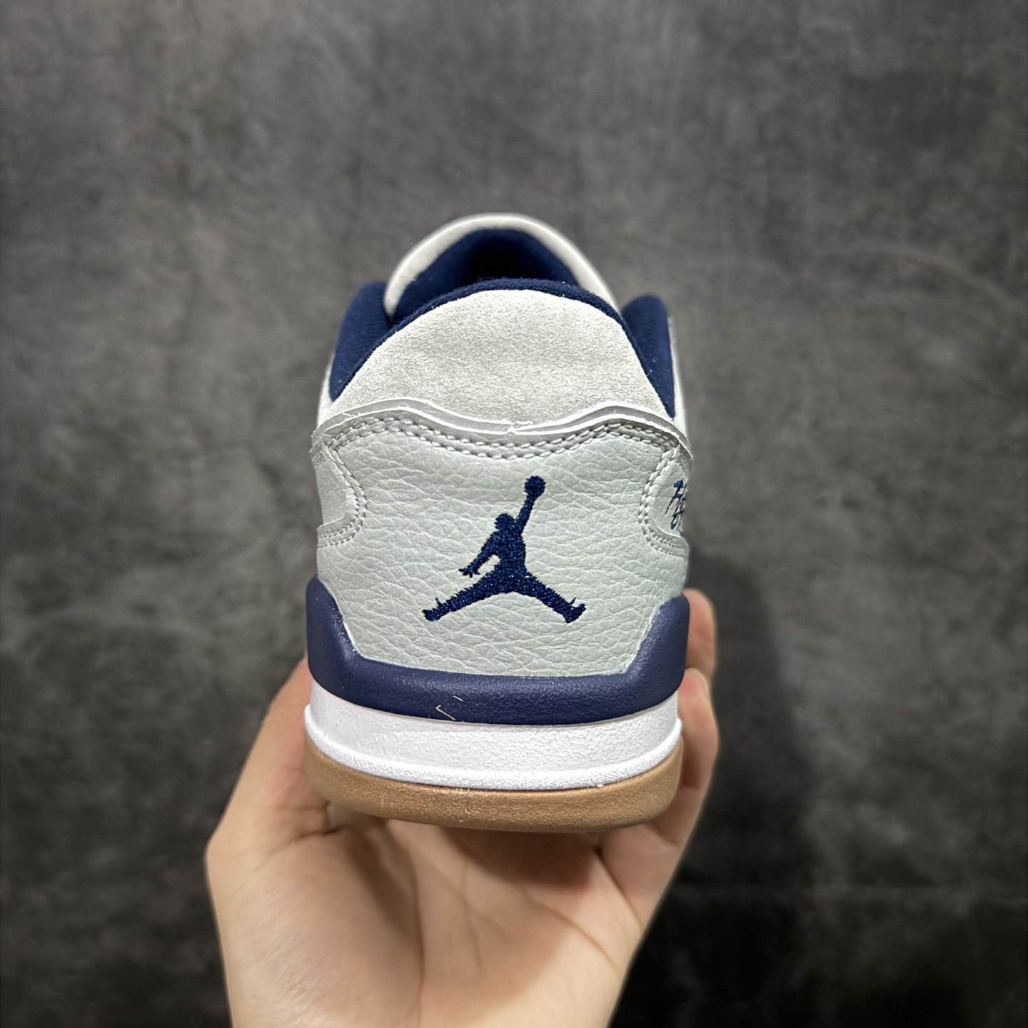 图片[4]-【纯原版】Air Jordan Retro Flight Court SP低帮 AJ低邦 乔丹篮球鞋系列 目前市场最正确版本 头层翻毛＋头层皮 区别市场通货 正确针织鞋码效果 版型完美 正确私模大底 鞋款整体以翻毛皮打造，搭配侧身头层皮面框架，鞋舌及后跟Jumpman Logo分别采用刺绣点缀，后跟侧身Flighth字样也辅以刺绣呈现，秉承轻量化的速度型篮球鞋设计思想完成设计，降低重量的同时提升舒适度，中底延续前作使用了分离式后掌可视化Air Soleb气垫。鞋带孔和后跟鞋提以籃网为造型灵感，将篮球运动巧妙融入到鞋款的设计之中，使鞋身整体富有流动性、节奏感和优雅气质。 货号：HF3255-004 尺码：36 36.5 37.5 38 38.5 39 40 40.5 41 42 42.5 43 44 44.5 45-选品中心