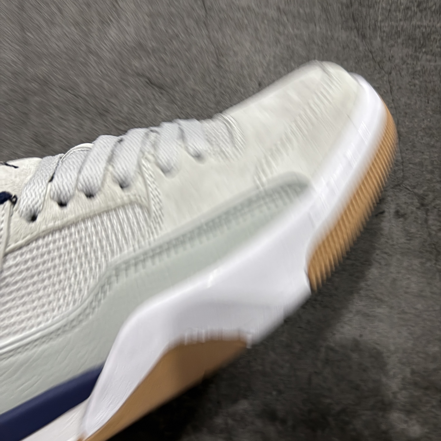 图片[6]-【纯原版】Air Jordan Retro Flight Court SP低帮 AJ低邦 乔丹篮球鞋系列 目前市场最正确版本 头层翻毛＋头层皮 区别市场通货 正确针织鞋码效果 版型完美 正确私模大底 鞋款整体以翻毛皮打造，搭配侧身头层皮面框架，鞋舌及后跟Jumpman Logo分别采用刺绣点缀，后跟侧身Flighth字样也辅以刺绣呈现，秉承轻量化的速度型篮球鞋设计思想完成设计，降低重量的同时提升舒适度，中底延续前作使用了分离式后掌可视化Air Soleb气垫。鞋带孔和后跟鞋提以籃网为造型灵感，将篮球运动巧妙融入到鞋款的设计之中，使鞋身整体富有流动性、节奏感和优雅气质。 货号：HF3255-004 尺码：36 36.5 37.5 38 38.5 39 40 40.5 41 42 42.5 43 44 44.5 45-选品中心