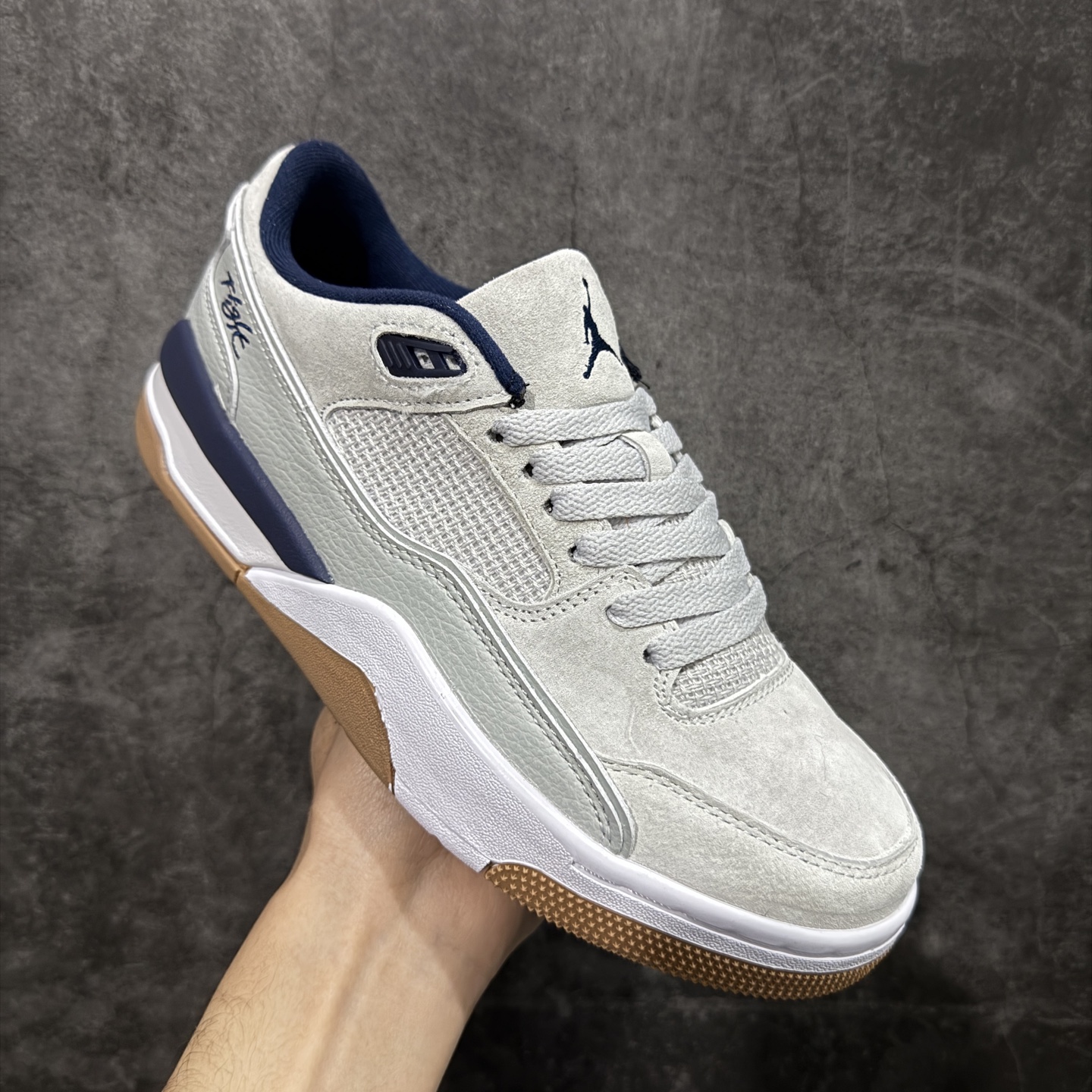 图片[3]-【纯原版】Air Jordan Retro Flight Court SP低帮 AJ低邦 乔丹篮球鞋系列 目前市场最正确版本 头层翻毛＋头层皮 区别市场通货 正确针织鞋码效果 版型完美 正确私模大底 鞋款整体以翻毛皮打造，搭配侧身头层皮面框架，鞋舌及后跟Jumpman Logo分别采用刺绣点缀，后跟侧身Flighth字样也辅以刺绣呈现，秉承轻量化的速度型篮球鞋设计思想完成设计，降低重量的同时提升舒适度，中底延续前作使用了分离式后掌可视化Air Soleb气垫。鞋带孔和后跟鞋提以籃网为造型灵感，将篮球运动巧妙融入到鞋款的设计之中，使鞋身整体富有流动性、节奏感和优雅气质。 货号：HF3255-004 尺码：36 36.5 37.5 38 38.5 39 40 40.5 41 42 42.5 43 44 44.5 45-选品中心