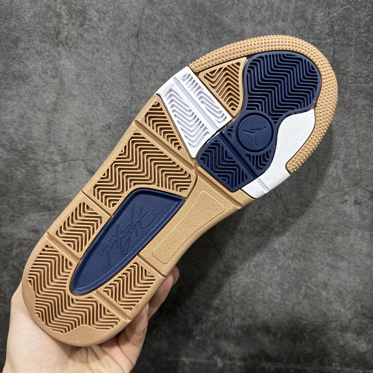 图片[9]-【纯原版】Air Jordan Retro Flight Court SP低帮 AJ低邦 乔丹篮球鞋系列 目前市场最正确版本 头层翻毛＋头层皮 区别市场通货 正确针织鞋码效果 版型完美 正确私模大底 鞋款整体以翻毛皮打造，搭配侧身头层皮面框架，鞋舌及后跟Jumpman Logo分别采用刺绣点缀，后跟侧身Flighth字样也辅以刺绣呈现，秉承轻量化的速度型篮球鞋设计思想完成设计，降低重量的同时提升舒适度，中底延续前作使用了分离式后掌可视化Air Soleb气垫。鞋带孔和后跟鞋提以籃网为造型灵感，将篮球运动巧妙融入到鞋款的设计之中，使鞋身整体富有流动性、节奏感和优雅气质。 货号：HF3255-004 尺码：36 36.5 37.5 38 38.5 39 40 40.5 41 42 42.5 43 44 44.5 45-选品中心