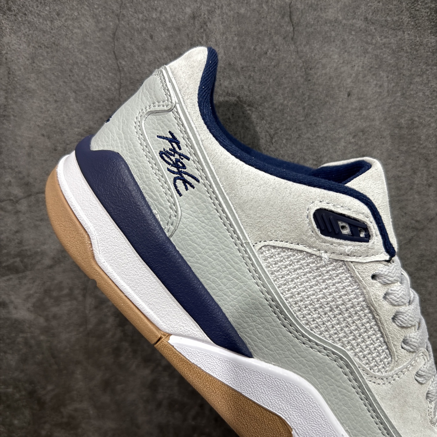 图片[7]-【纯原版】Air Jordan Retro Flight Court SP低帮 AJ低邦 乔丹篮球鞋系列 目前市场最正确版本 头层翻毛＋头层皮 区别市场通货 正确针织鞋码效果 版型完美 正确私模大底 鞋款整体以翻毛皮打造，搭配侧身头层皮面框架，鞋舌及后跟Jumpman Logo分别采用刺绣点缀，后跟侧身Flighth字样也辅以刺绣呈现，秉承轻量化的速度型篮球鞋设计思想完成设计，降低重量的同时提升舒适度，中底延续前作使用了分离式后掌可视化Air Soleb气垫。鞋带孔和后跟鞋提以籃网为造型灵感，将篮球运动巧妙融入到鞋款的设计之中，使鞋身整体富有流动性、节奏感和优雅气质。 货号：HF3255-004 尺码：36 36.5 37.5 38 38.5 39 40 40.5 41 42 42.5 43 44 44.5 45-选品中心