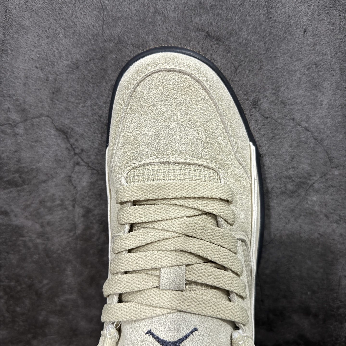 图片[5]-【纯原版】Air Jordan Retro Flight Court SP低帮 AJ低邦 乔丹篮球鞋系列 目前市场最正确版本 头层翻毛＋头层皮 区别市场通货 正确针织鞋码效果 版型完美 正确私模大底 鞋款整体以翻毛皮打造，搭配侧身头层皮面框架，鞋舌及后跟Jumpman Logo分别采用刺绣点缀，后跟侧身Flighth字样也辅以刺绣呈现，秉承轻量化的速度型篮球鞋设计思想完成设计，降低重量的同时提升舒适度，中底延续前作使用了分离式后掌可视化Air Soleb气垫。鞋带孔和后跟鞋提以籃网为造型灵感，将篮球运动巧妙融入到鞋款的设计之中，使鞋身整体富有流动性、节奏感和优雅气质。 货号：HF3255-200 尺码：36 36.5 37.5 38 38.5 39 40 40.5 41 42 42.5 43 44 44.5 45-选品中心