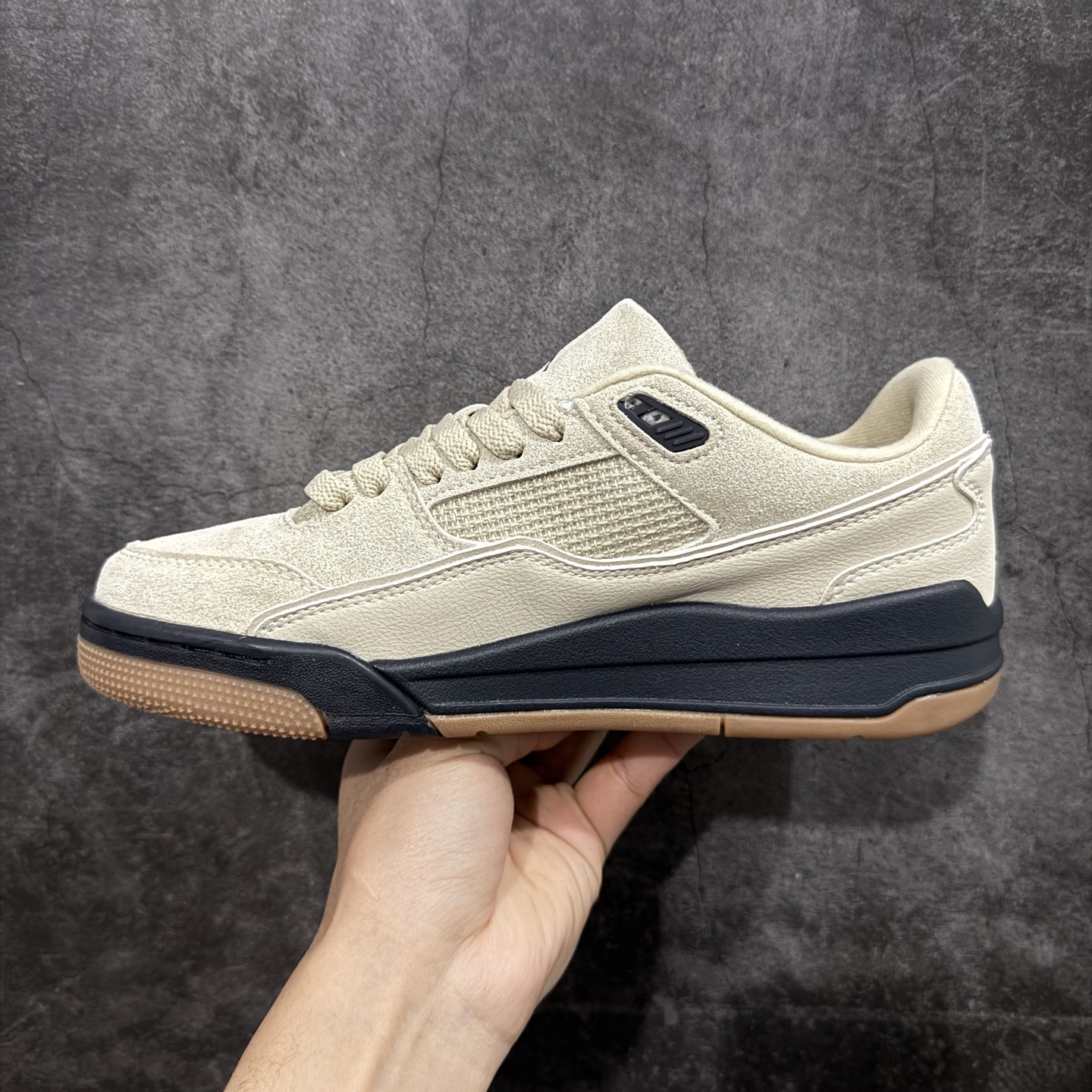 图片[2]-【纯原版】Air Jordan Retro Flight Court SP低帮 AJ低邦 乔丹篮球鞋系列 目前市场最正确版本 头层翻毛＋头层皮 区别市场通货 正确针织鞋码效果 版型完美 正确私模大底 鞋款整体以翻毛皮打造，搭配侧身头层皮面框架，鞋舌及后跟Jumpman Logo分别采用刺绣点缀，后跟侧身Flighth字样也辅以刺绣呈现，秉承轻量化的速度型篮球鞋设计思想完成设计，降低重量的同时提升舒适度，中底延续前作使用了分离式后掌可视化Air Soleb气垫。鞋带孔和后跟鞋提以籃网为造型灵感，将篮球运动巧妙融入到鞋款的设计之中，使鞋身整体富有流动性、节奏感和优雅气质。 货号：HF3255-200 尺码：36 36.5 37.5 38 38.5 39 40 40.5 41 42 42.5 43 44 44.5 45-选品中心