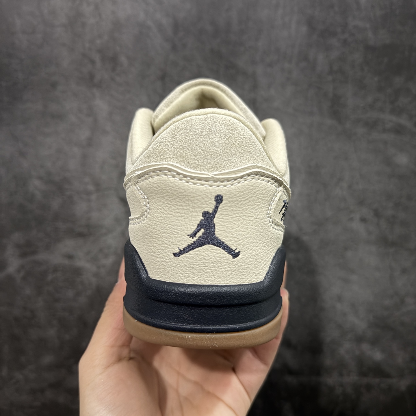 图片[4]-【纯原版】Air Jordan Retro Flight Court SP低帮 AJ低邦 乔丹篮球鞋系列 目前市场最正确版本 头层翻毛＋头层皮 区别市场通货 正确针织鞋码效果 版型完美 正确私模大底 鞋款整体以翻毛皮打造，搭配侧身头层皮面框架，鞋舌及后跟Jumpman Logo分别采用刺绣点缀，后跟侧身Flighth字样也辅以刺绣呈现，秉承轻量化的速度型篮球鞋设计思想完成设计，降低重量的同时提升舒适度，中底延续前作使用了分离式后掌可视化Air Soleb气垫。鞋带孔和后跟鞋提以籃网为造型灵感，将篮球运动巧妙融入到鞋款的设计之中，使鞋身整体富有流动性、节奏感和优雅气质。 货号：HF3255-200 尺码：36 36.5 37.5 38 38.5 39 40 40.5 41 42 42.5 43 44 44.5 45-选品中心