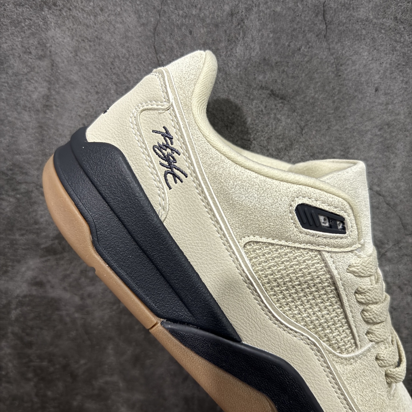 图片[7]-【纯原版】Air Jordan Retro Flight Court SP低帮 AJ低邦 乔丹篮球鞋系列 目前市场最正确版本 头层翻毛＋头层皮 区别市场通货 正确针织鞋码效果 版型完美 正确私模大底 鞋款整体以翻毛皮打造，搭配侧身头层皮面框架，鞋舌及后跟Jumpman Logo分别采用刺绣点缀，后跟侧身Flighth字样也辅以刺绣呈现，秉承轻量化的速度型篮球鞋设计思想完成设计，降低重量的同时提升舒适度，中底延续前作使用了分离式后掌可视化Air Soleb气垫。鞋带孔和后跟鞋提以籃网为造型灵感，将篮球运动巧妙融入到鞋款的设计之中，使鞋身整体富有流动性、节奏感和优雅气质。 货号：HF3255-200 尺码：36 36.5 37.5 38 38.5 39 40 40.5 41 42 42.5 43 44 44.5 45-选品中心