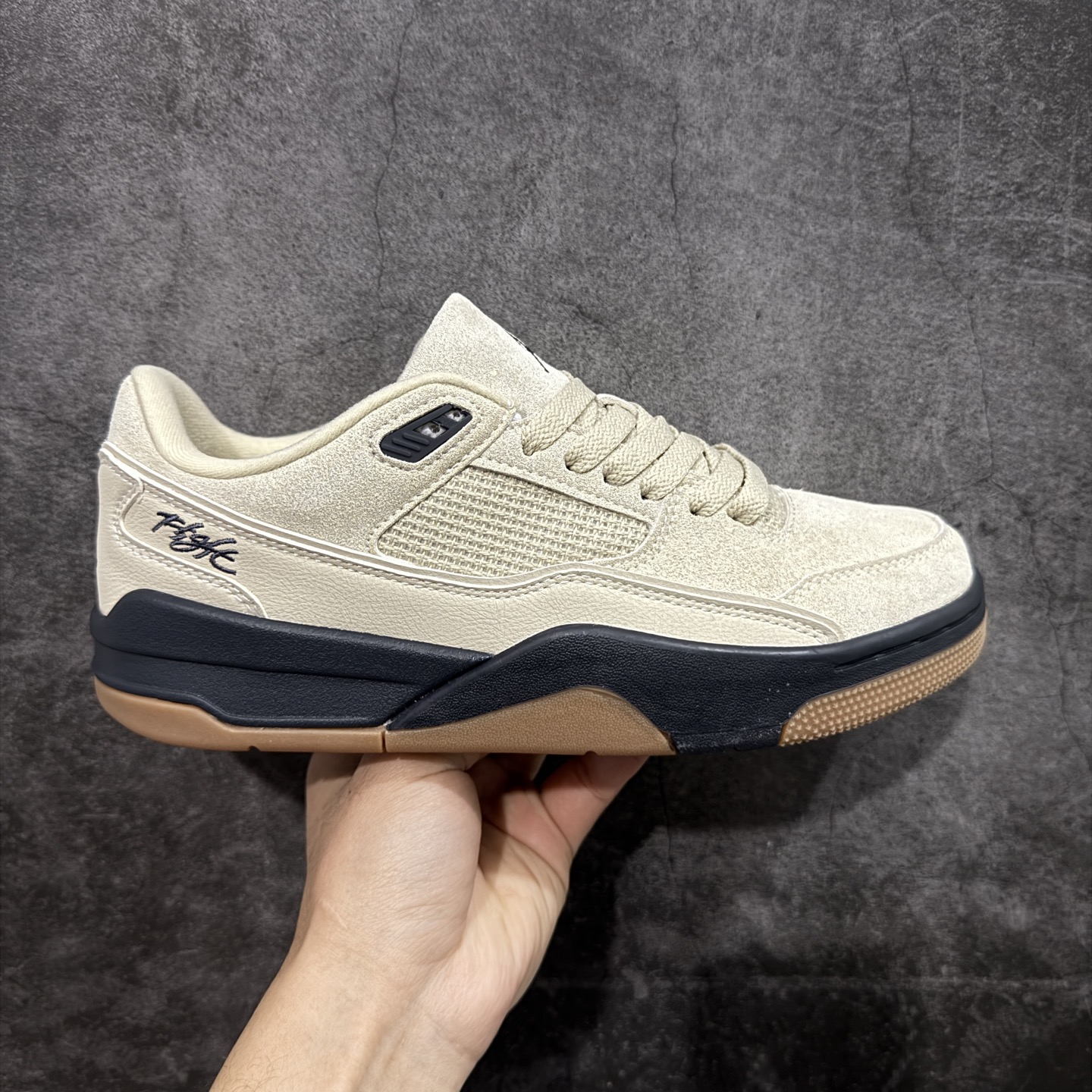 【纯原版】Air Jordan Retro Flight Court SP低帮 AJ低邦 乔丹篮球鞋系列 目前市场最正确版本 头层翻毛＋头层皮 区别市场通货 正确针织鞋码效果 版型完美 正确私模大底 鞋款整体以翻毛皮打造，搭配侧身头层皮面框架，鞋舌及后跟Jumpman Logo分别采用刺绣点缀，后跟侧身Flighth字样也辅以刺绣呈现，秉承轻量化的速度型篮球鞋设计思想完成设计，降低重量的同时提升舒适度，中底延续前作使用了分离式后掌可视化Air Soleb气垫。鞋带孔和后跟鞋提以籃网为造型灵感，将篮球运动巧妙融入到鞋款的设计之中，使鞋身整体富有流动性、节奏感和优雅气质。 货号：HF3255-200 尺码：36 36.5 37.5 38 38.5 39 40 40.5 41 42 42.5 43 44 44.5 45-选品中心