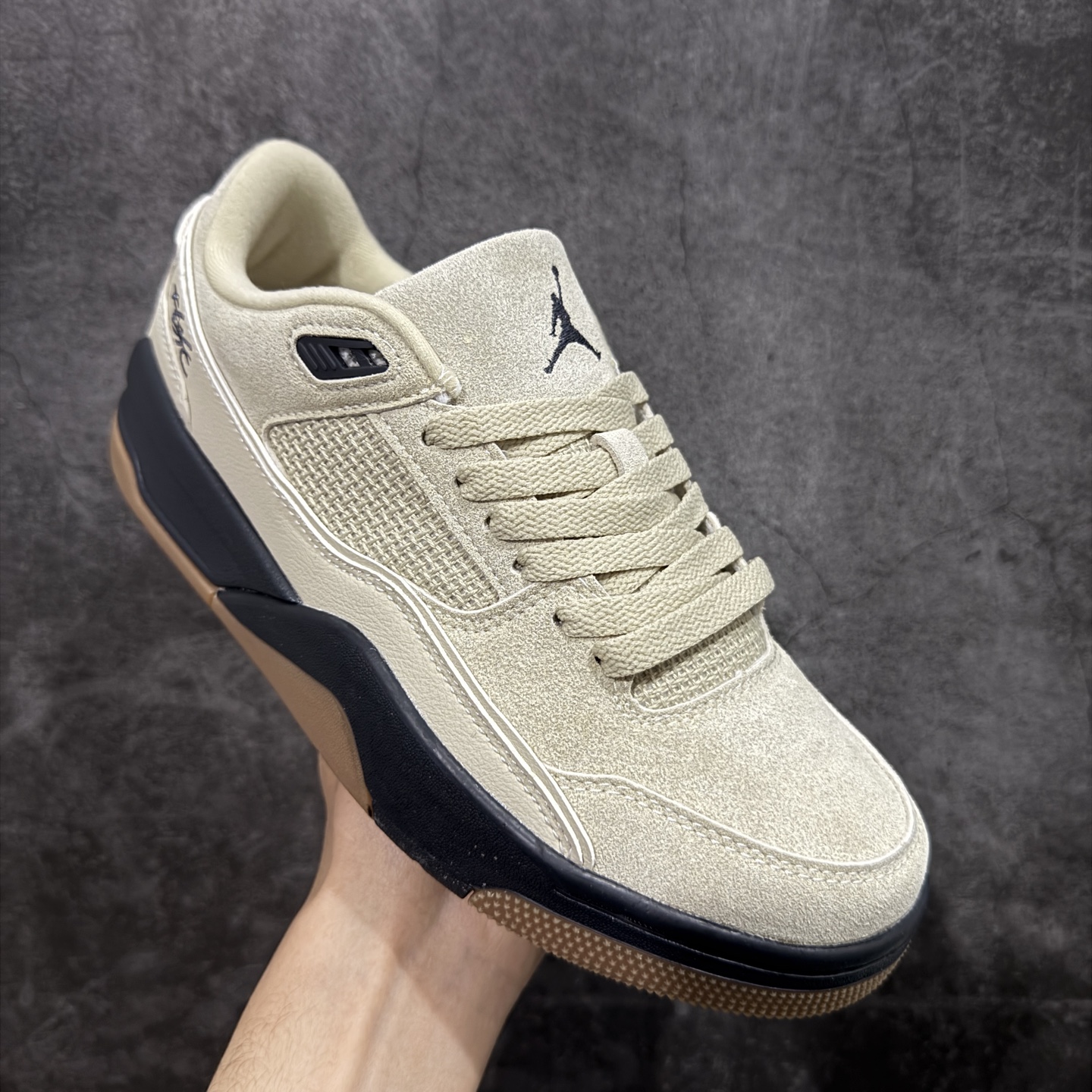 图片[3]-【纯原版】Air Jordan Retro Flight Court SP低帮 AJ低邦 乔丹篮球鞋系列 目前市场最正确版本 头层翻毛＋头层皮 区别市场通货 正确针织鞋码效果 版型完美 正确私模大底 鞋款整体以翻毛皮打造，搭配侧身头层皮面框架，鞋舌及后跟Jumpman Logo分别采用刺绣点缀，后跟侧身Flighth字样也辅以刺绣呈现，秉承轻量化的速度型篮球鞋设计思想完成设计，降低重量的同时提升舒适度，中底延续前作使用了分离式后掌可视化Air Soleb气垫。鞋带孔和后跟鞋提以籃网为造型灵感，将篮球运动巧妙融入到鞋款的设计之中，使鞋身整体富有流动性、节奏感和优雅气质。 货号：HF3255-200 尺码：36 36.5 37.5 38 38.5 39 40 40.5 41 42 42.5 43 44 44.5 45-选品中心