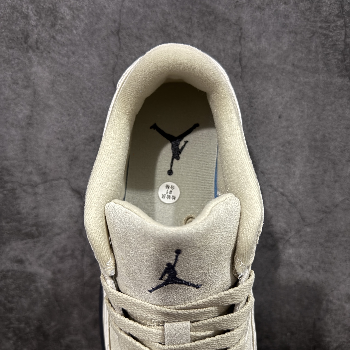 图片[8]-【纯原版】Air Jordan Retro Flight Court SP低帮 AJ低邦 乔丹篮球鞋系列 目前市场最正确版本 头层翻毛＋头层皮 区别市场通货 正确针织鞋码效果 版型完美 正确私模大底 鞋款整体以翻毛皮打造，搭配侧身头层皮面框架，鞋舌及后跟Jumpman Logo分别采用刺绣点缀，后跟侧身Flighth字样也辅以刺绣呈现，秉承轻量化的速度型篮球鞋设计思想完成设计，降低重量的同时提升舒适度，中底延续前作使用了分离式后掌可视化Air Soleb气垫。鞋带孔和后跟鞋提以籃网为造型灵感，将篮球运动巧妙融入到鞋款的设计之中，使鞋身整体富有流动性、节奏感和优雅气质。 货号：HF3255-200 尺码：36 36.5 37.5 38 38.5 39 40 40.5 41 42 42.5 43 44 44.5 45-选品中心