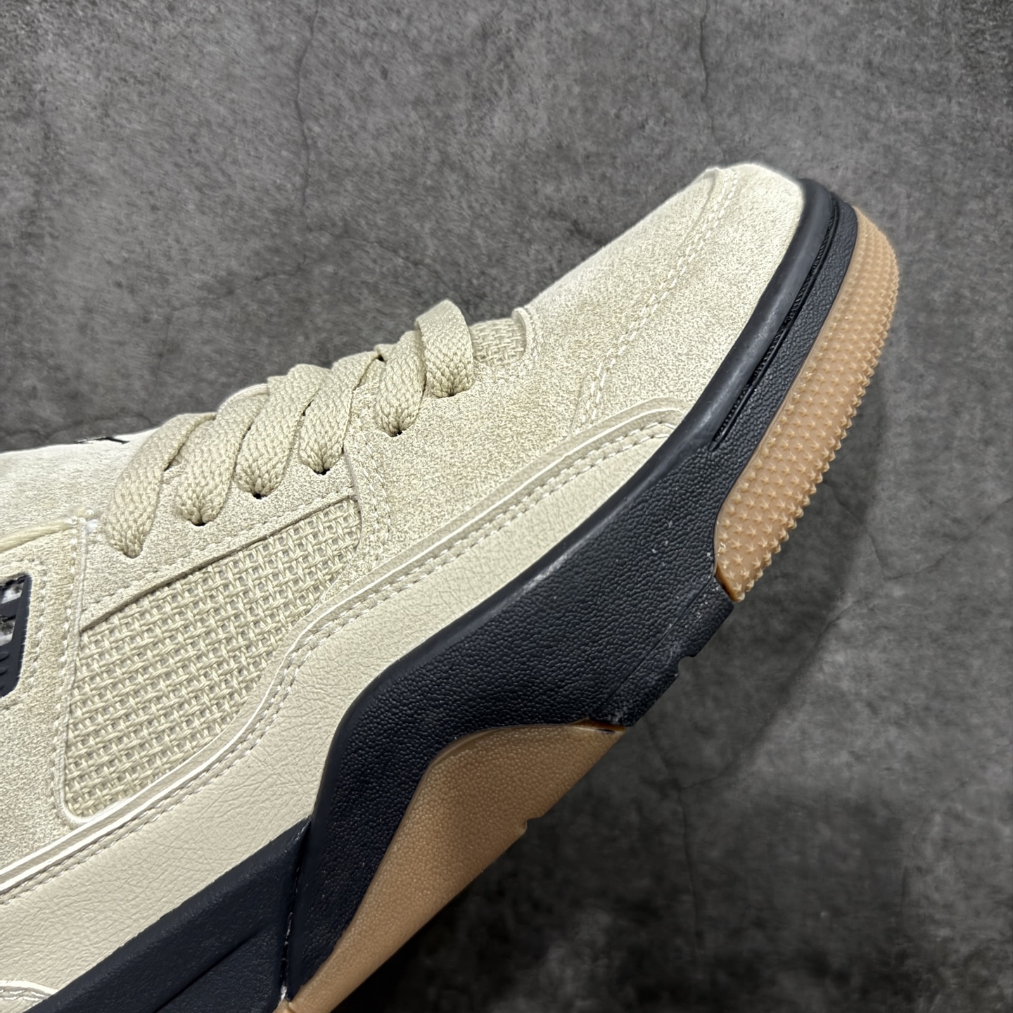 图片[6]-【纯原版】Air Jordan Retro Flight Court SP低帮 AJ低邦 乔丹篮球鞋系列 目前市场最正确版本 头层翻毛＋头层皮 区别市场通货 正确针织鞋码效果 版型完美 正确私模大底 鞋款整体以翻毛皮打造，搭配侧身头层皮面框架，鞋舌及后跟Jumpman Logo分别采用刺绣点缀，后跟侧身Flighth字样也辅以刺绣呈现，秉承轻量化的速度型篮球鞋设计思想完成设计，降低重量的同时提升舒适度，中底延续前作使用了分离式后掌可视化Air Soleb气垫。鞋带孔和后跟鞋提以籃网为造型灵感，将篮球运动巧妙融入到鞋款的设计之中，使鞋身整体富有流动性、节奏感和优雅气质。 货号：HF3255-200 尺码：36 36.5 37.5 38 38.5 39 40 40.5 41 42 42.5 43 44 44.5 45-选品中心