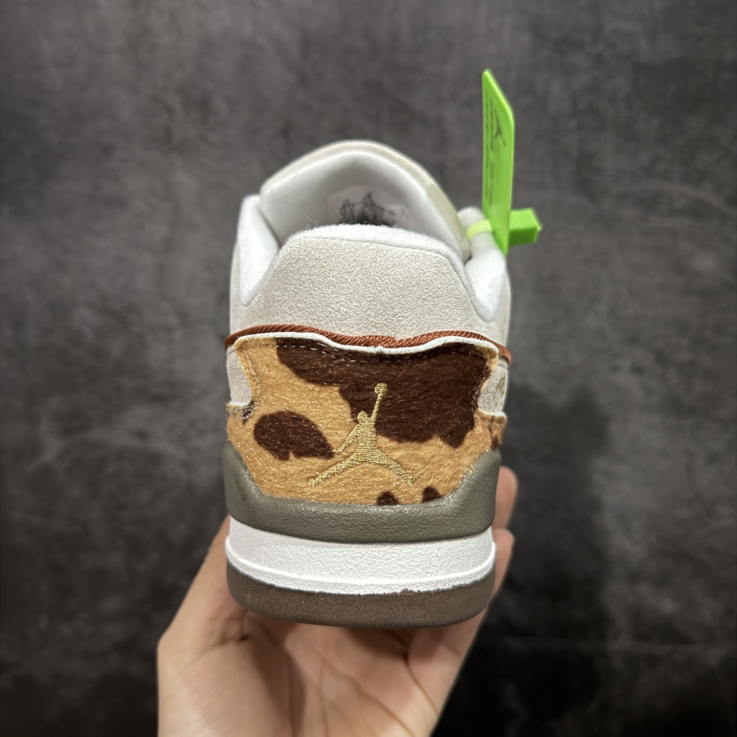 图片[4]-【神版】Air Jordan Retro Flight Court CNY 低帮 AJ低邦 乔丹篮球鞋系列 马年限定 目前此系列市场最优版本 头层带半码 区别市场通货 鞋款整体以黑色翻毛皮打造，搭配侧身黑色麂皮框架，鞋舌及后跟Jumpman Logo分别采用黑色、灰色刺绣点缀，后跟侧身Flighth字样也辅以灰色刺绣呈现，秉承轻量化的速度型篮球鞋设计思想完成设计，降低重量的同时提升舒适度，中底延续前作使用了分离式后掌可视化Air Soleb气垫。鞋带孔和后跟鞋提以籃网为造型灵感，将篮球运动巧妙融入到鞋款的设计之中，使鞋身整体富有流动性、节奏感和优雅气质。 货号：IQ1107-171 尺码：36 36.5 37.5 38 38.5 39 40 40.5 41 42 42.5 43 44 44.5 45-选品中心